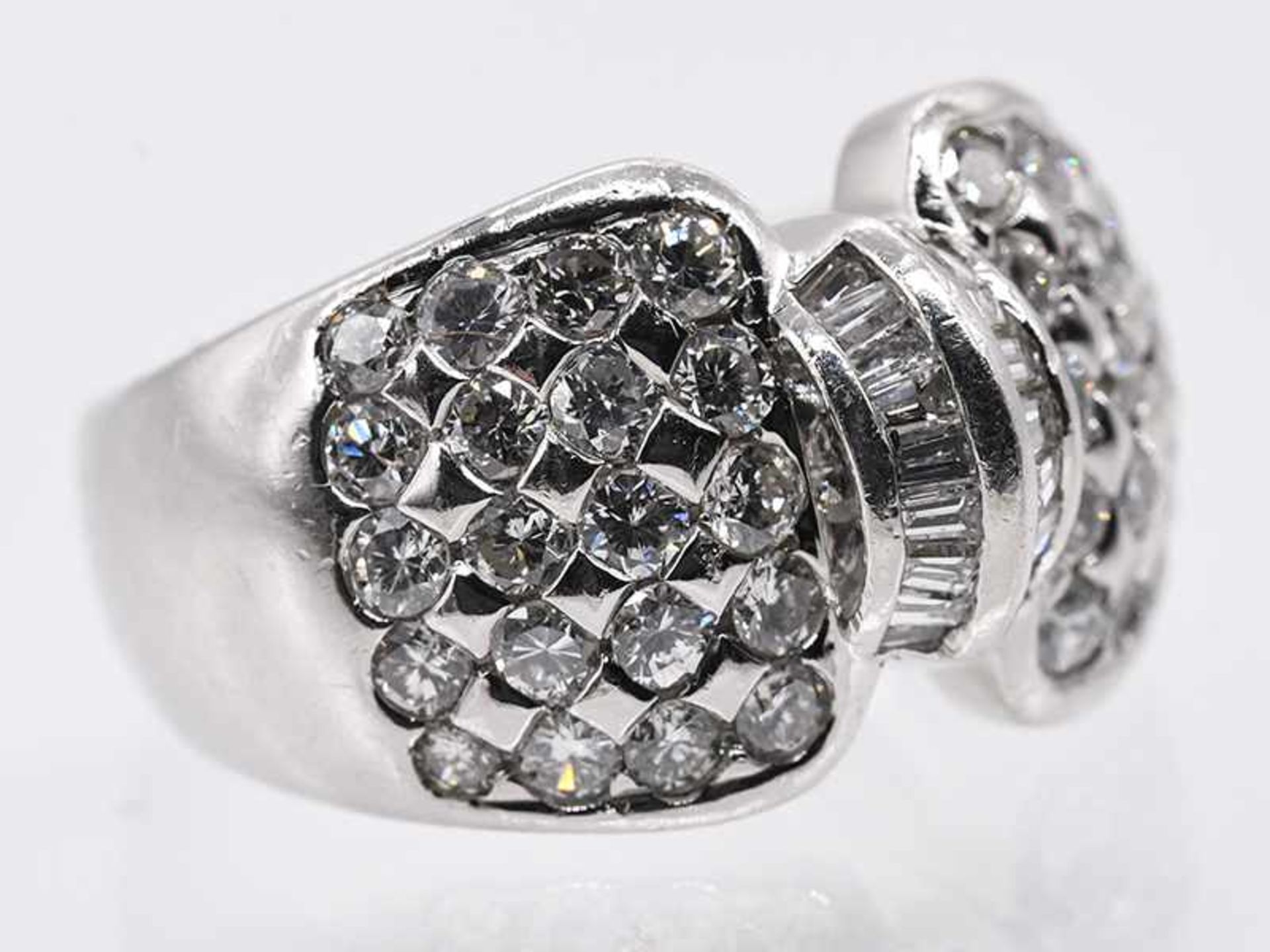 Ring mit Brillanten und Diamant-Baguettes, zusammen ca. 1,8 ct, 80-er Jahre. - Bild 2 aus 4