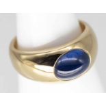 Massiver Bandring mit hochfeinem Saphir-Cabochon ca. 2,4 ct, Goldschmiedearbeit, 80- er Jahre.