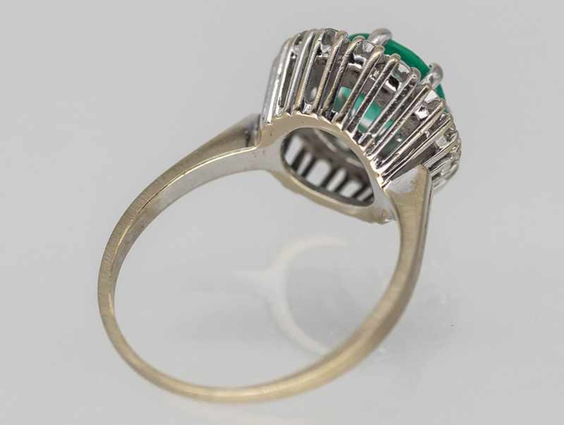 Ring mit Smaragd 1,85 ct und 16 Brillanten 0,65 ct, 80- er Jahre. - Bild 3 aus 3
