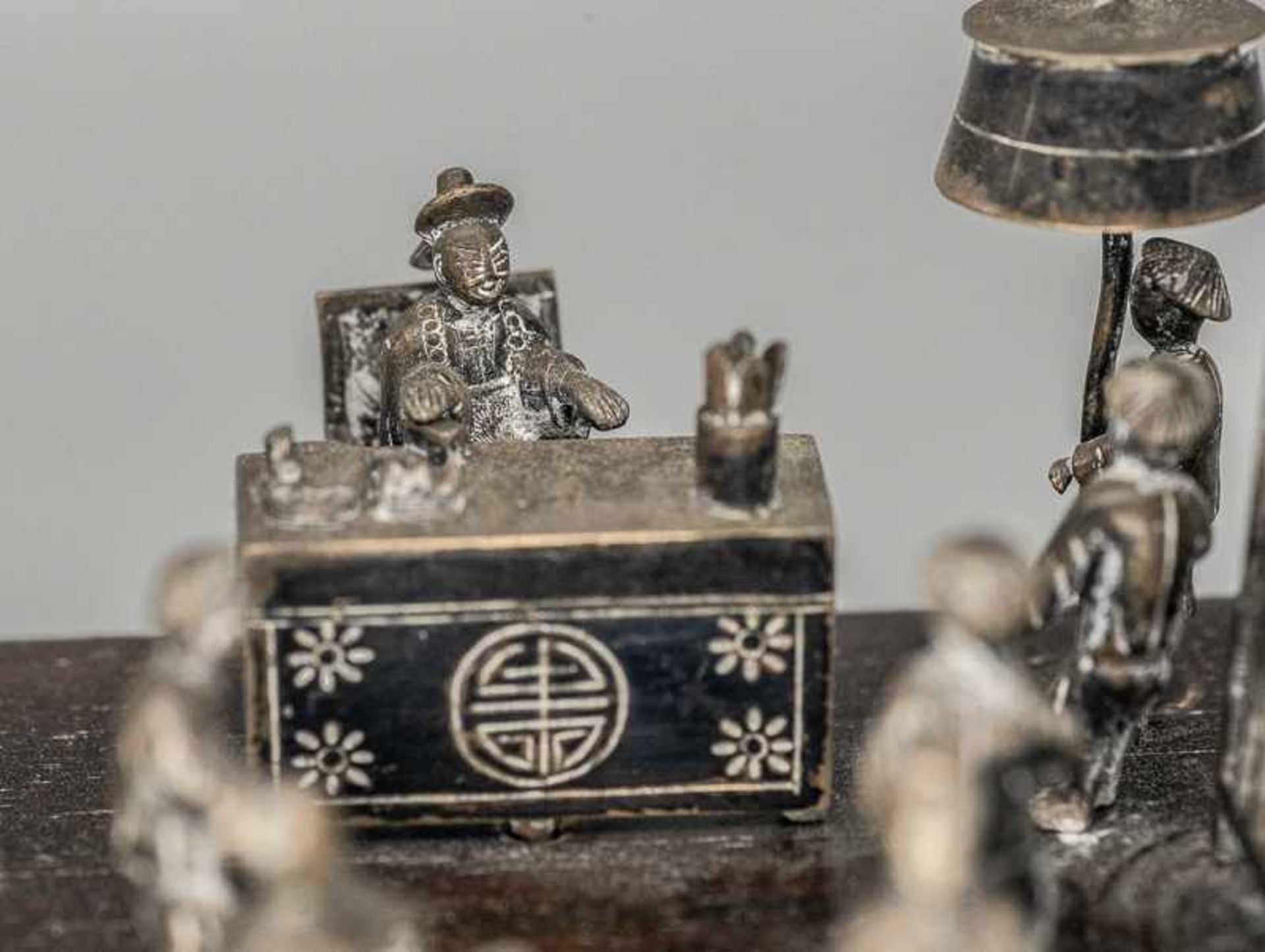 Figürliche chinesische Miniatur-Gerichts-Szene; China, 20. Jh. - Bild 4 aus 10