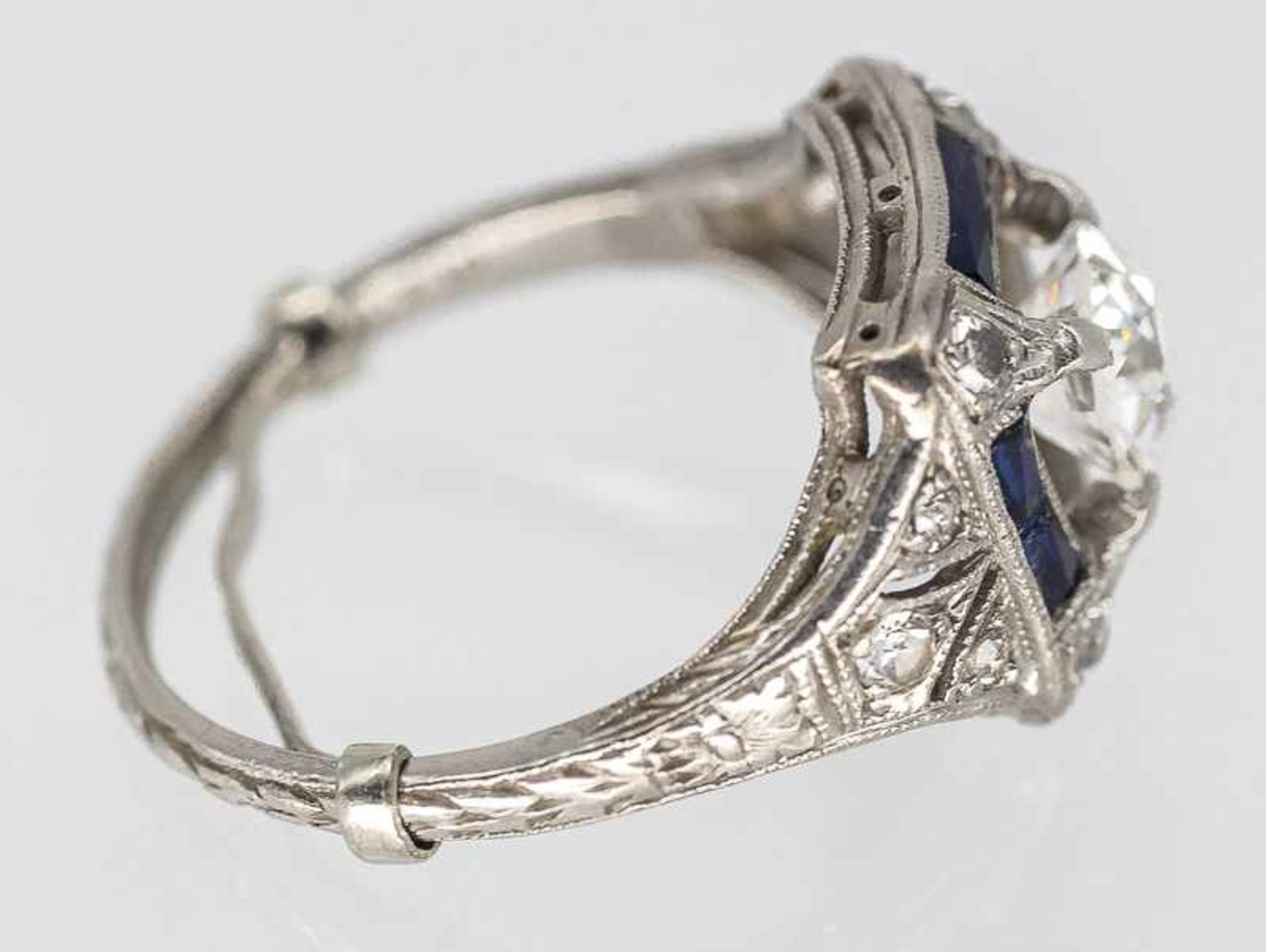 Ring mit 4 Saphiren und Altschliff-Diamanten ca. 0,8 ct und 10 Altschliff-Diamanten, zusammen ca. - Bild 6 aus 7