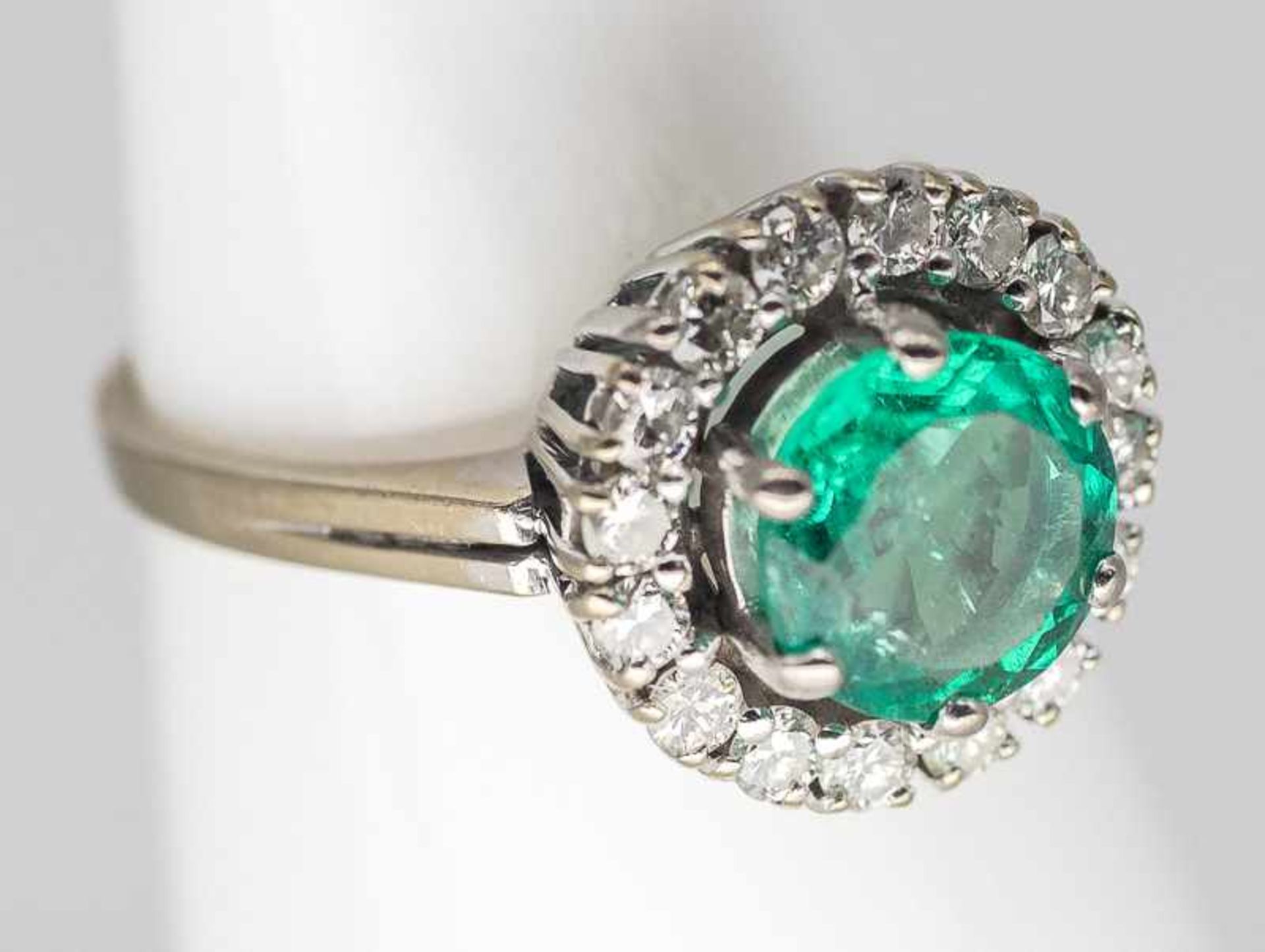 Ring mit Smaragd 1,85 ct und 16 Brillanten 0,65 ct, 80- er Jahre.
