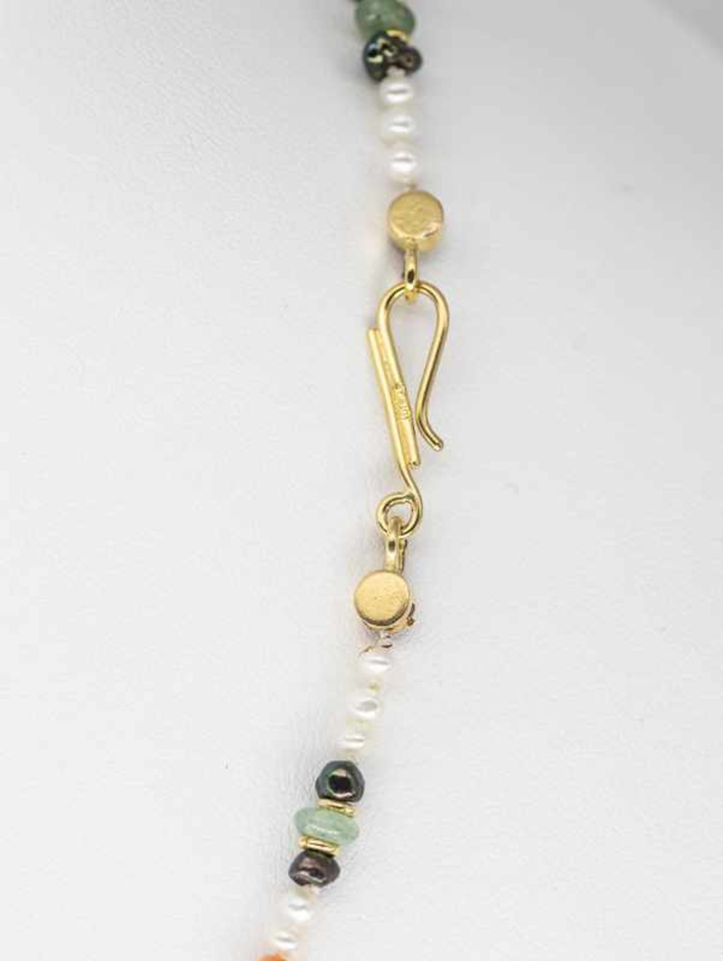 Collier mit Biwaperlen, Koralle und Aventurin, aus der Goldschmiedewerkstatt Ulla Popp (1928- - Bild 2 aus 2