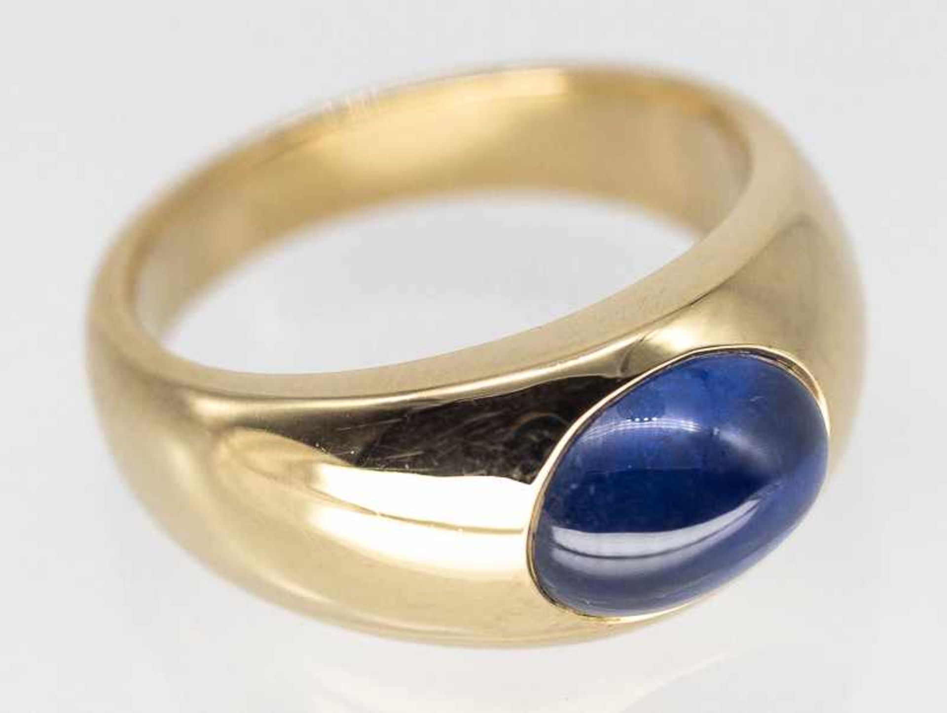 Massiver Bandring mit hochfeinem Saphir-Cabochon ca. 2,4 ct, Goldschmiedearbeit, 80- er Jahre. - Bild 2 aus 4