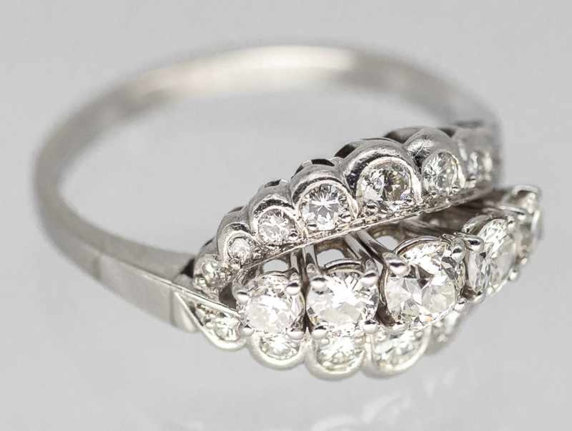 Ring mit 21 Altschliff-Diamanten, zusammen ca. 1,1 ct, 80- er Jahre.