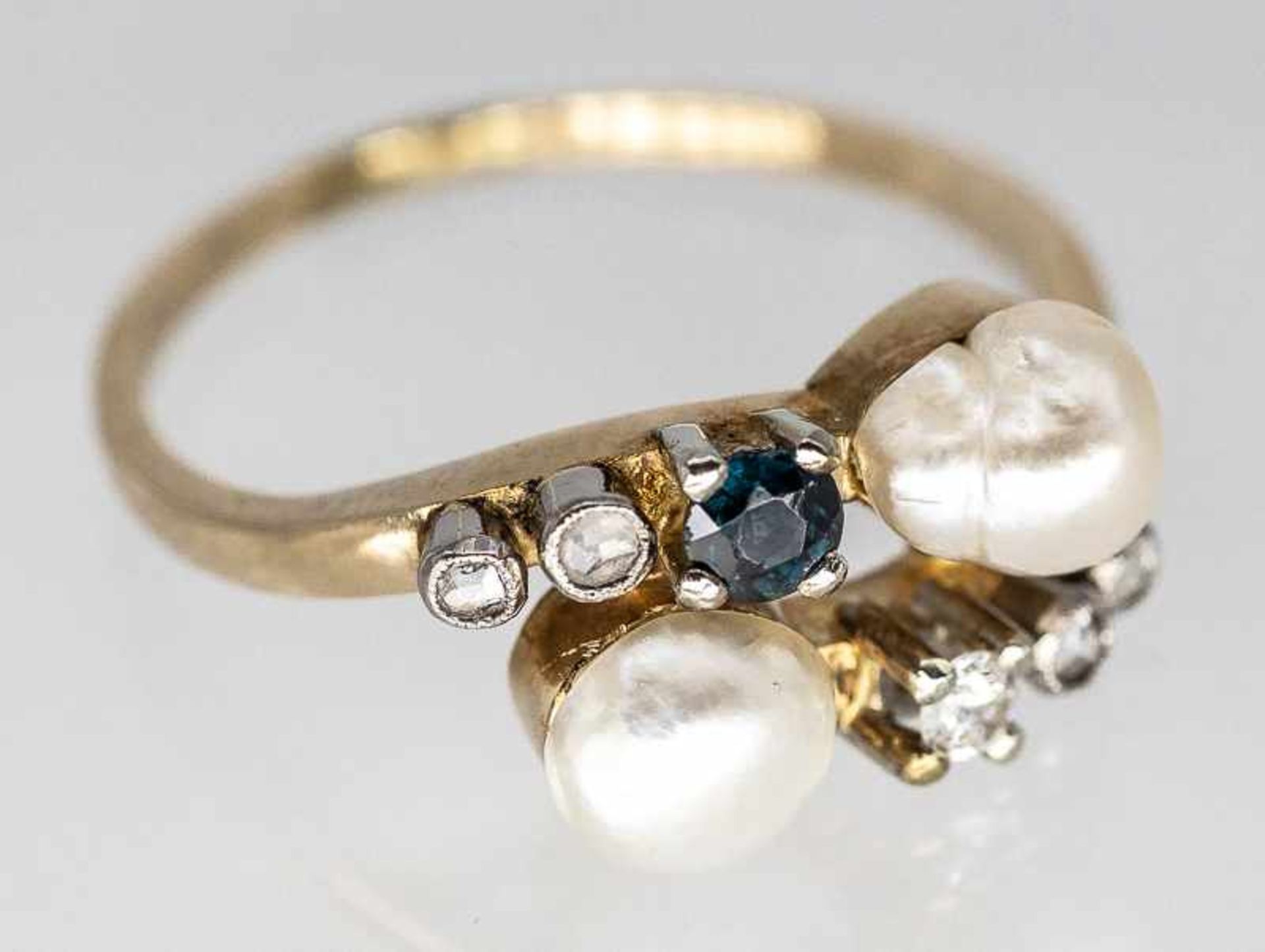 Ring mit 2 Orientperlen, kleinem Altschliff-Diamant und Diamant-Rosen und 1 Saphir, 20. Jh.
