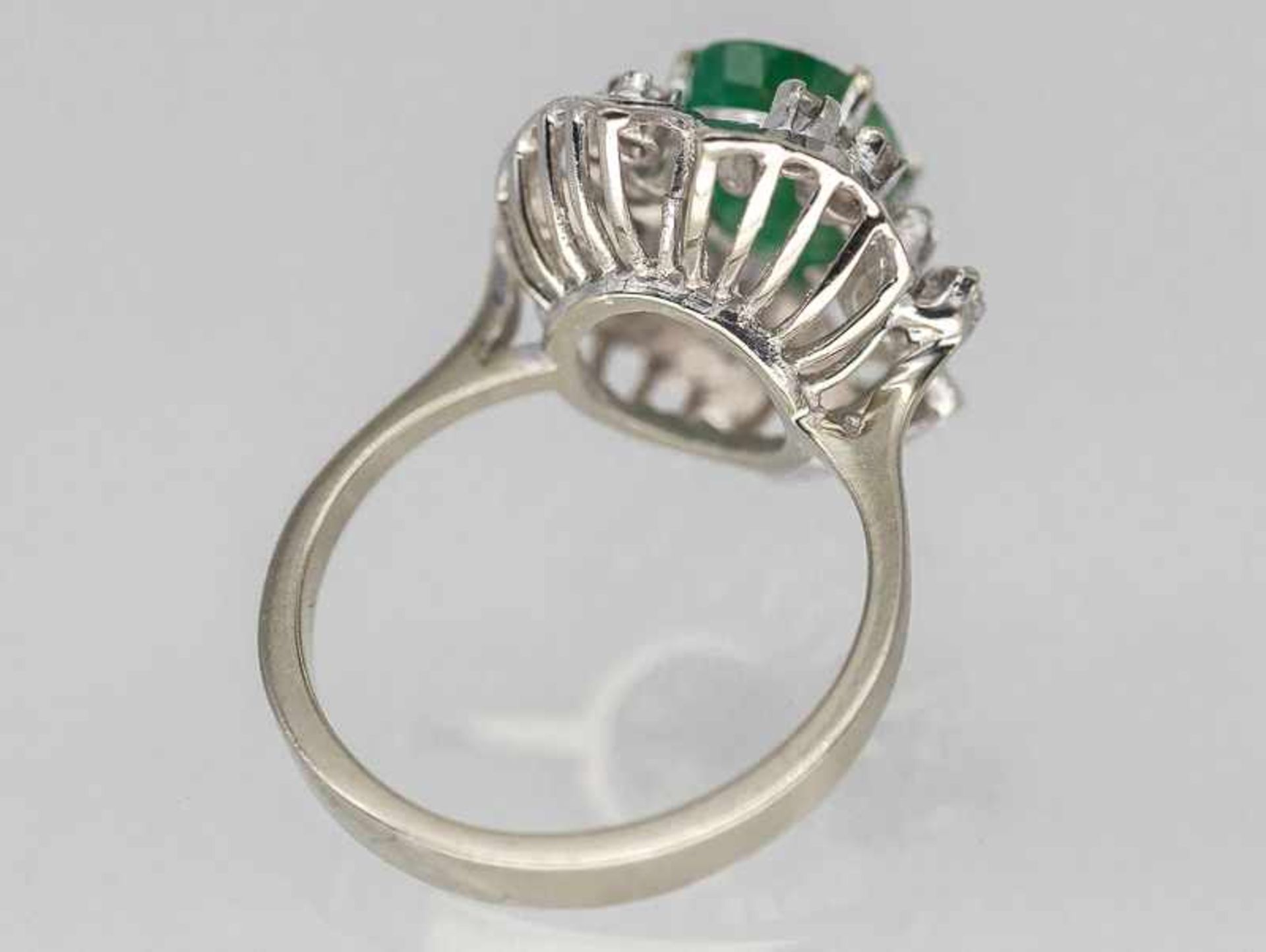 Ring mit Smaragd und 12 Brillanten, zusammen ca. 0,10 ct, 70- er Jahre. - Image 2 of 2