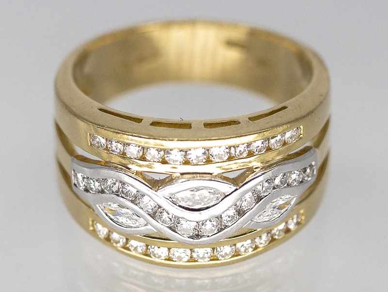 Breiter Ring mit 33 Brillanten und 3 Diamant-Navettes, zus. ca. 0,58 ct, bezeichnet Gioielli,