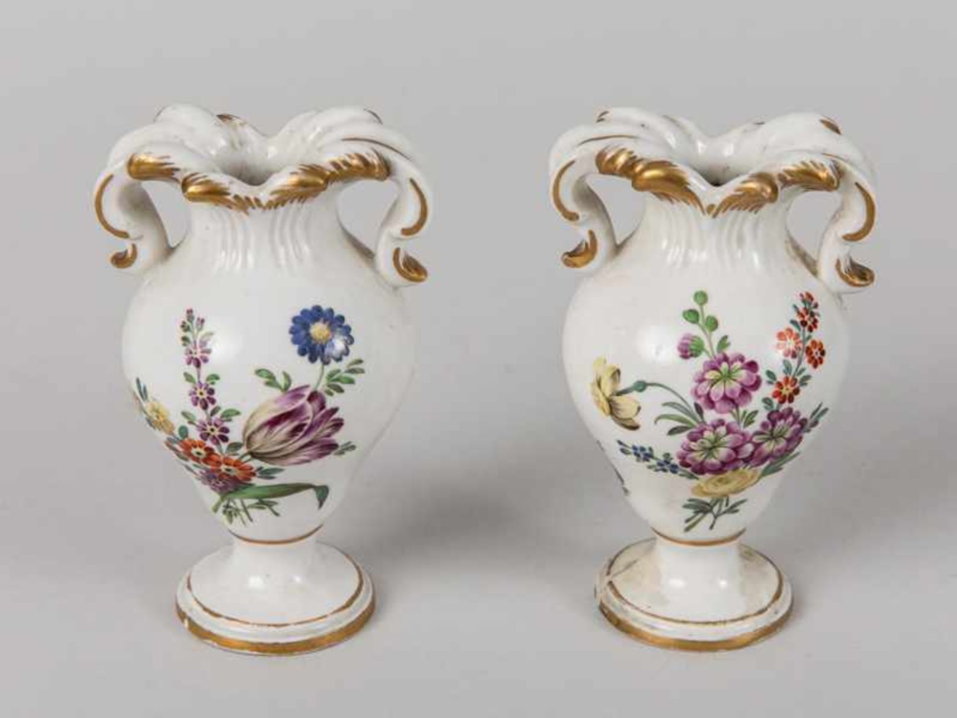 Paar kleine Rokoko-Doppelhenkelvasen, Frankenthal, 1784.