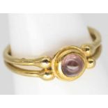 Ring mit roséfarbenem Turmalin-Cabochon, aus der Goldschmiedewerkstatt Ulla Popp (1928-2020),