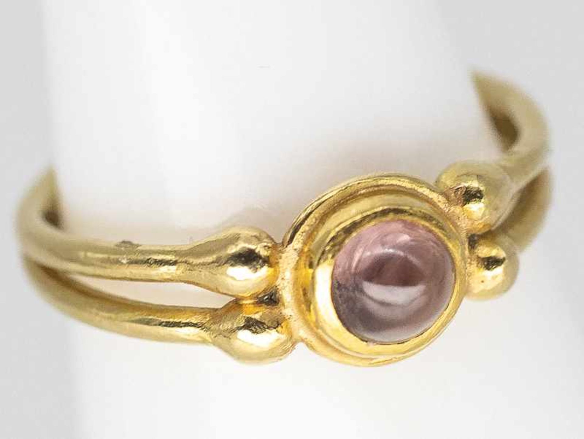 Ring mit roséfarbenem Turmalin-Cabochon, aus der Goldschmiedewerkstatt Ulla Popp (1928-2020),