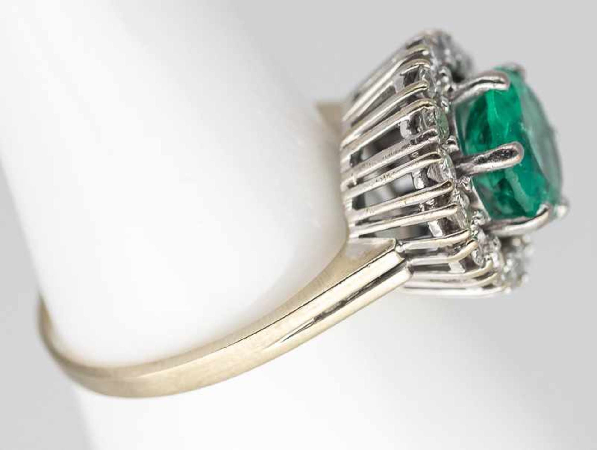 Ring mit Smaragd 1,85 ct und 16 Brillanten 0,65 ct, 80- er Jahre. - Image 2 of 3