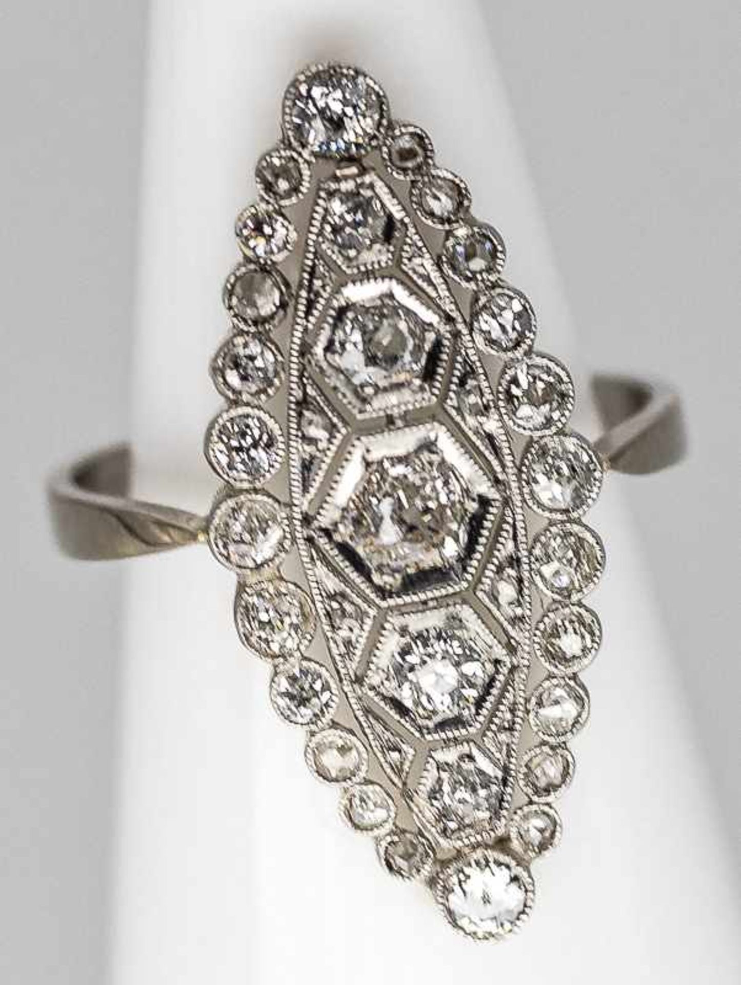 Marquise-Ring mit 34 Altschliff-Diamanten,zusammen ca. 0,7 ct, Art Deco, um 1920. - Bild 2 aus 3