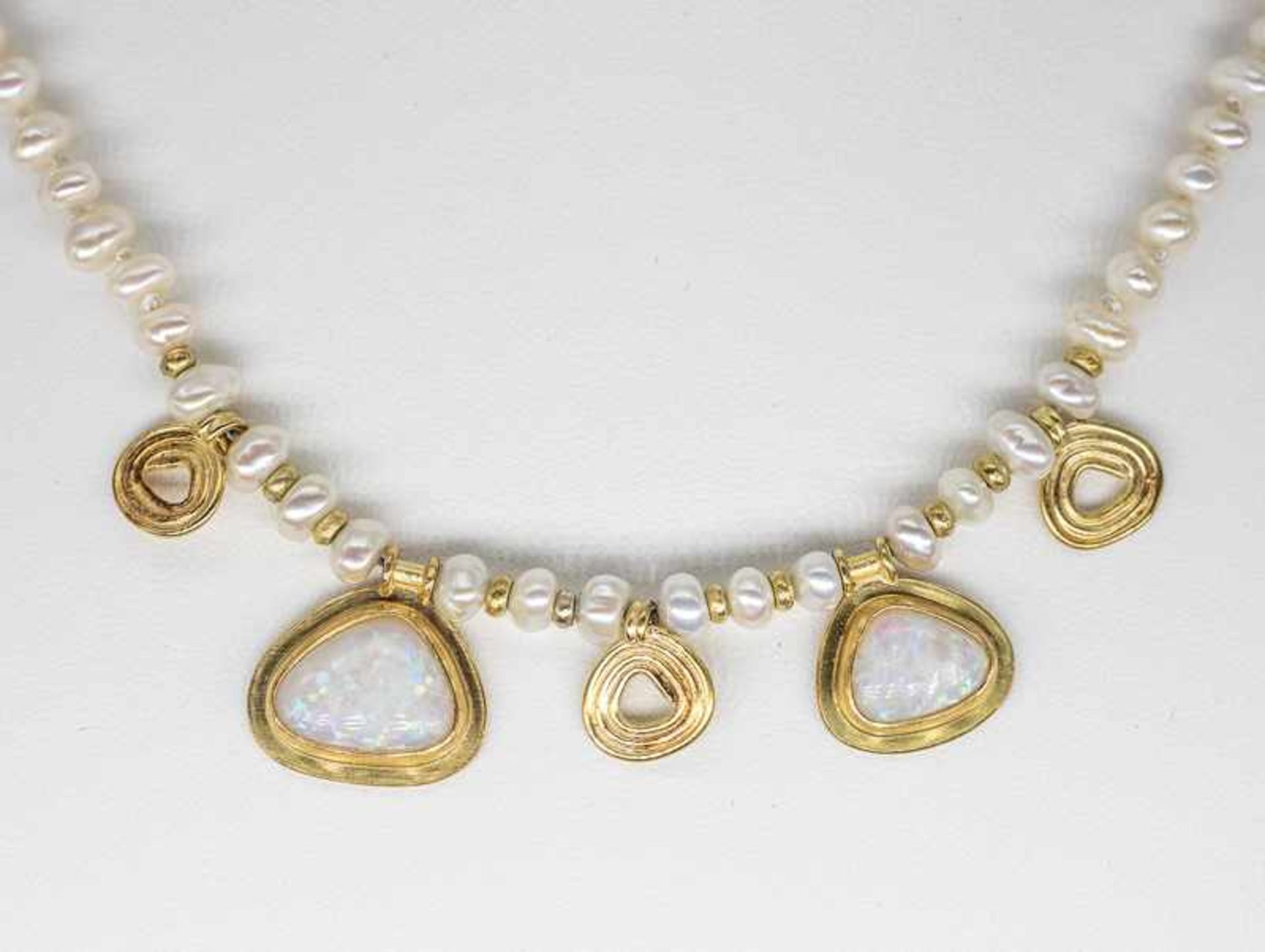 Collier mit Süßwasserperlen und Opal, aus der Goldschmiedewerkstatt Ulla Popp (1928-2020), Hamburg-