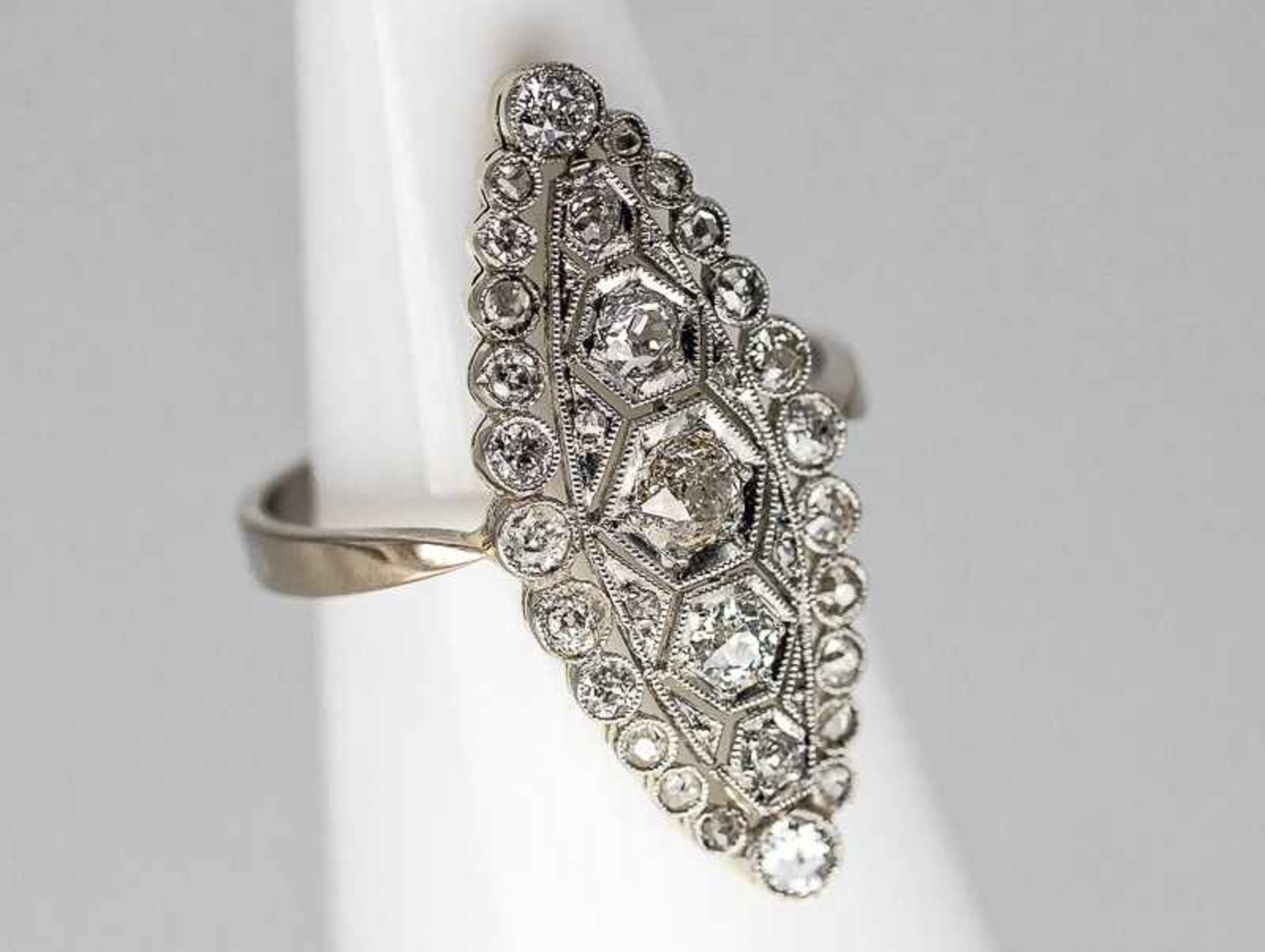 Marquise-Ring mit 34 Altschliff-Diamanten,zusammen ca. 0,7 ct, Art Deco, um 1920.