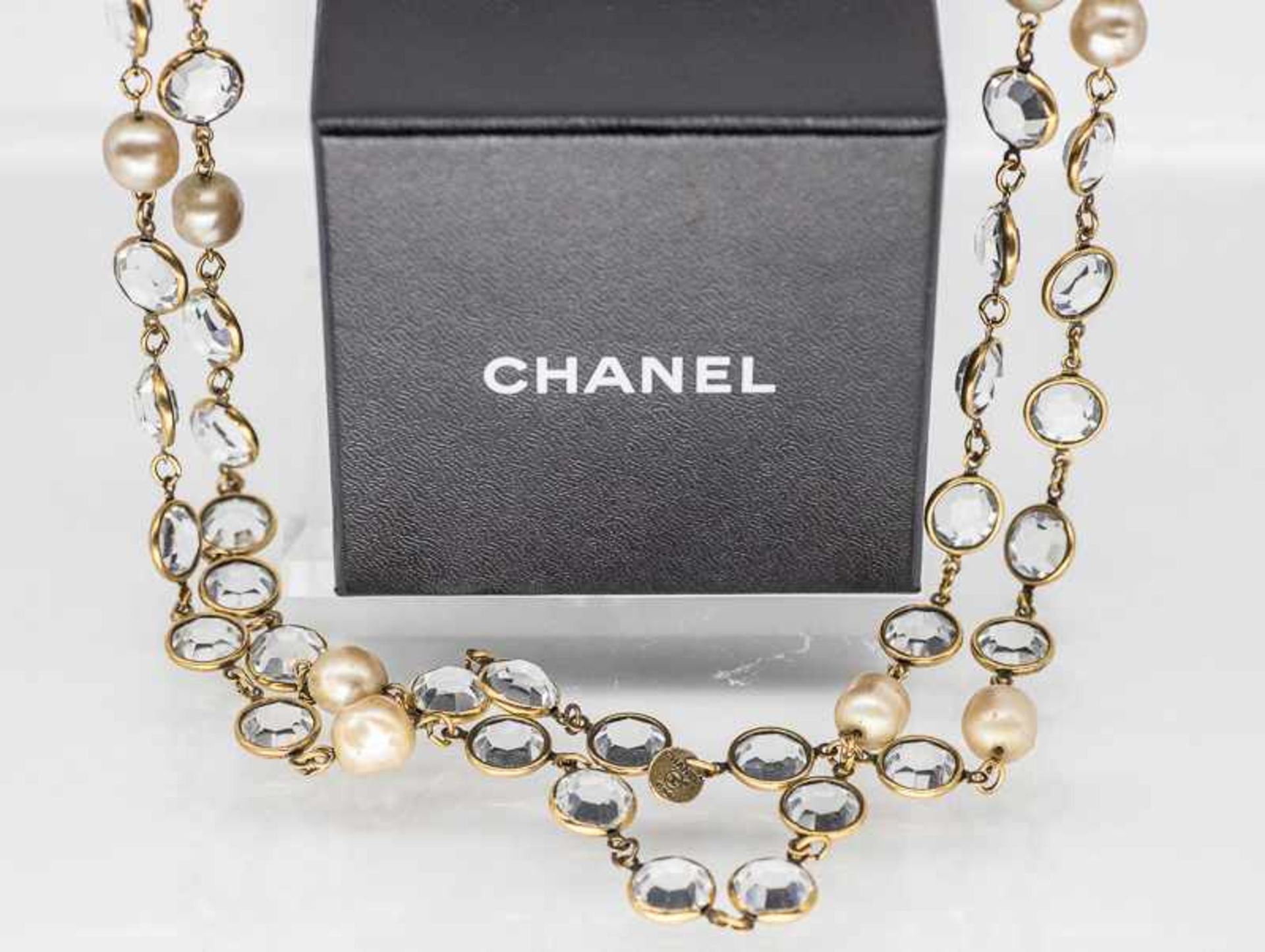 Langes Chanel-Collier mit farblosen Steinen und Perlenimitationen, Paris 1981.