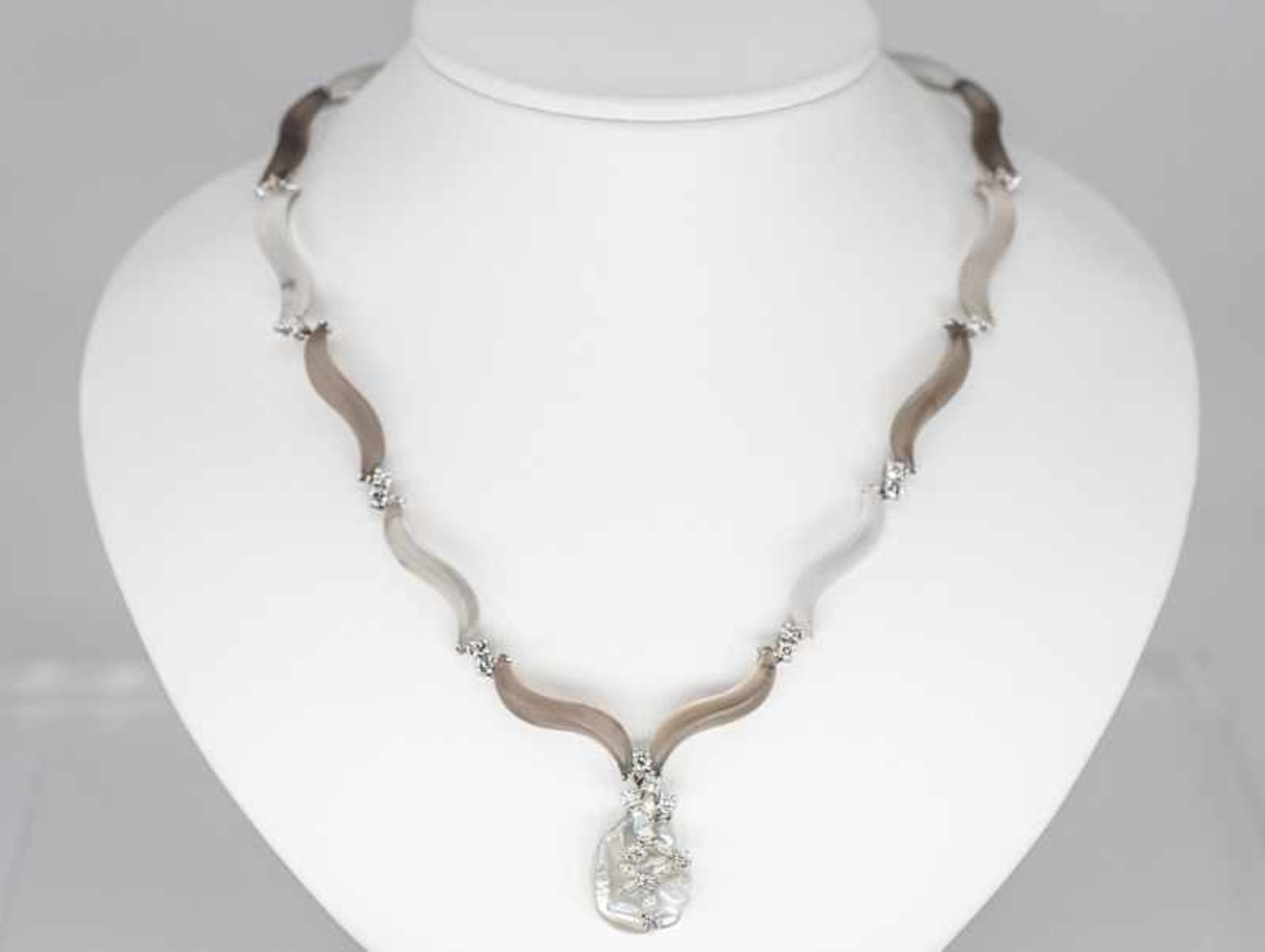 Collier mit Biwaperle ca. 12,79 ct, Rauchquarz bzw. Bergkristall und 34 Brillanten/Diamanten,