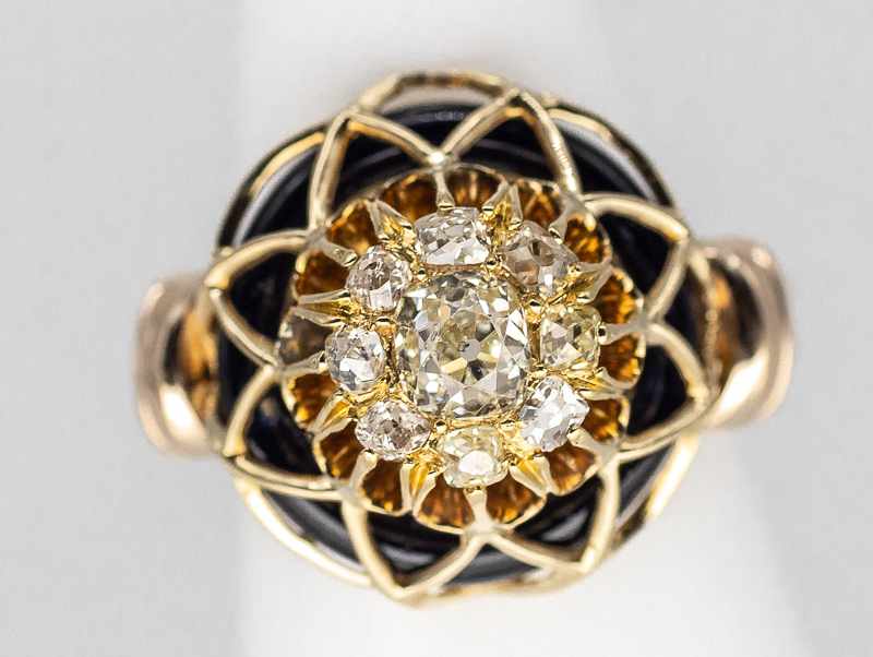 Antiker Ring mit 9 Altschliff-Diamanten, zusammen ca. 0,85 ct und schwarzer Emaille, um 1900.