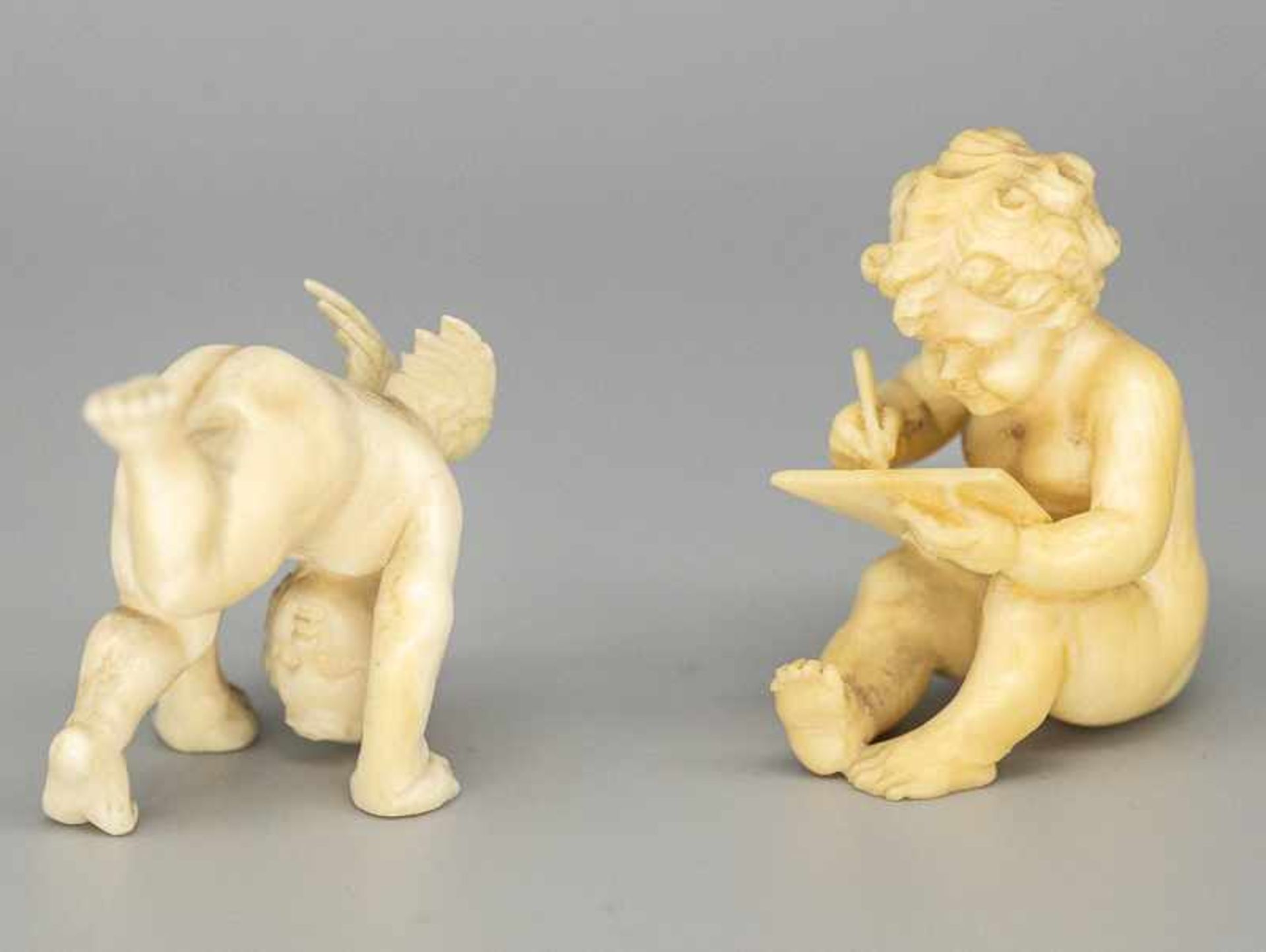 2 Putti-Miniaturskulpturen, wohl Erbach/Odenwald, um 1900.