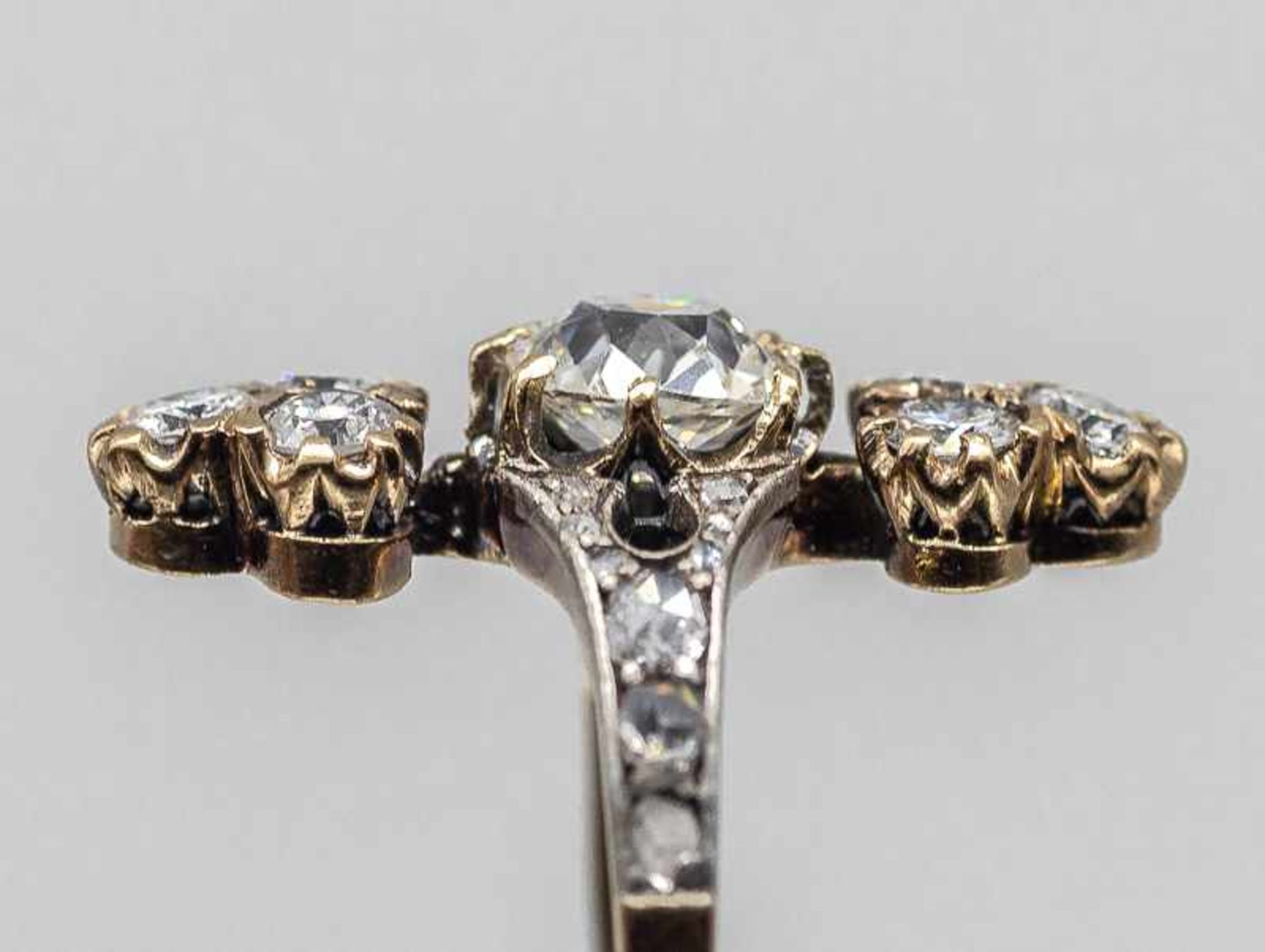 Jugendstil-Ring mit 25 Altschliff- und Diamantrosen, zusammen ca. 1,5 ct, um 1900. - Bild 3 aus 5