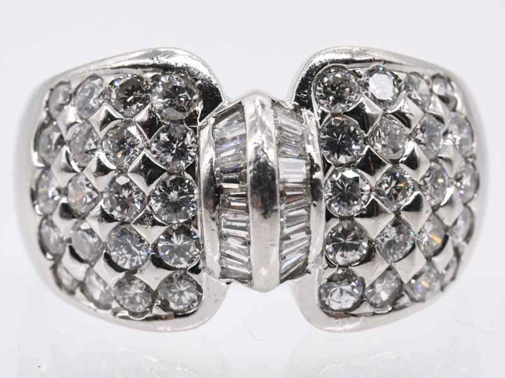 Ring mit Brillanten und Diamant-Baguettes, zusammen ca. 1,8 ct, 80-er Jahre. - Bild 4 aus 4