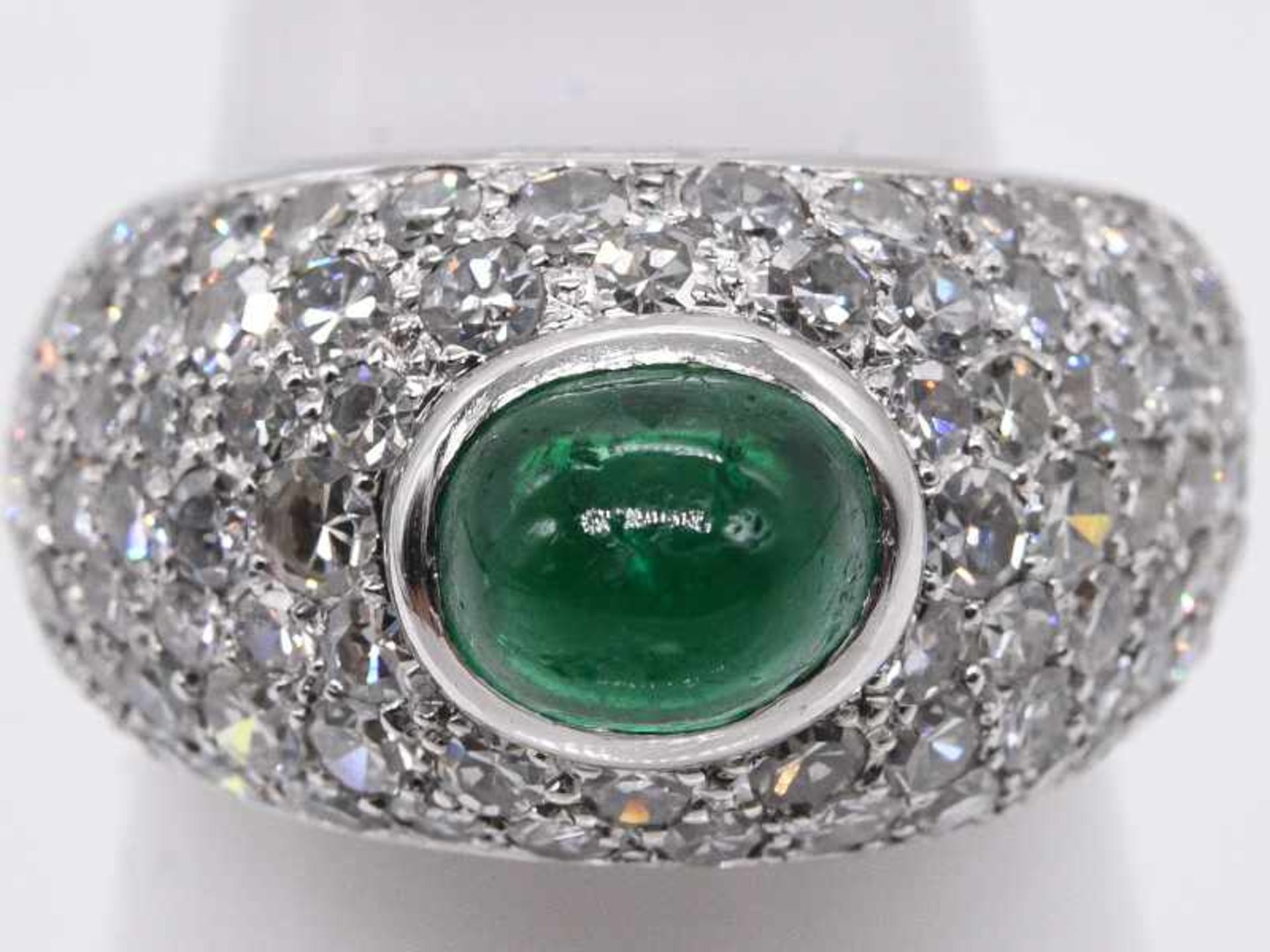 Bandring mit Smaragd-Cabochon ca. 1,5 ct und Achtkant-Diamanten, zusammen ca. 2 ct, 80-er Jahre. - Bild 8 aus 8