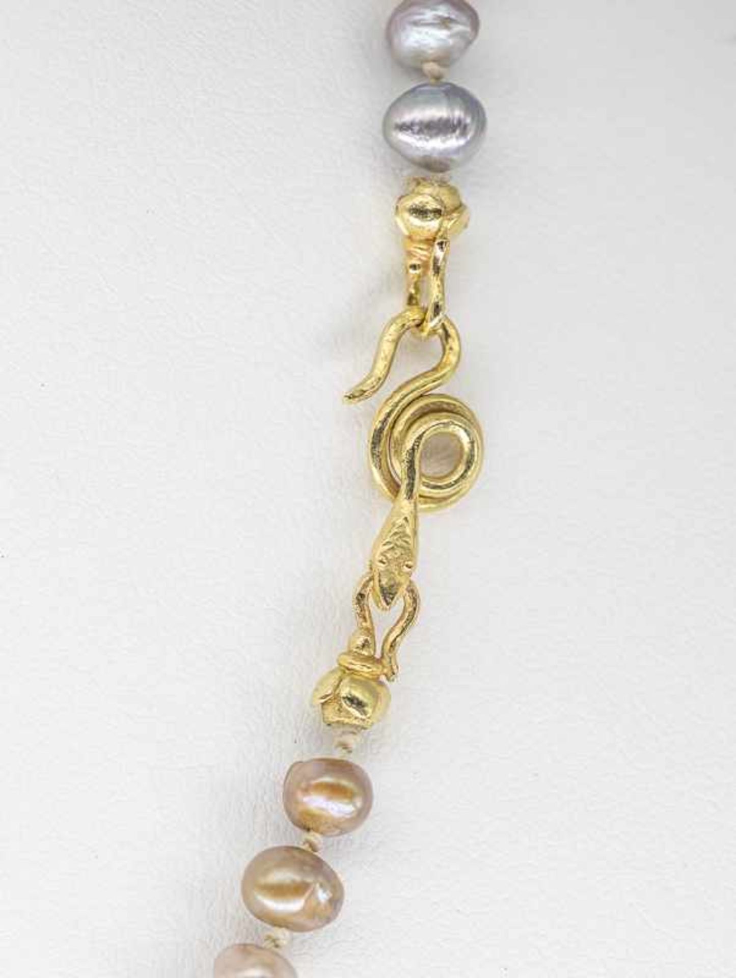 Biwaperlenkette mit goldenem Verschluss in Schlangenform, aus der Goldschmiedewerkstatt Ulla Popp ( - Image 3 of 3