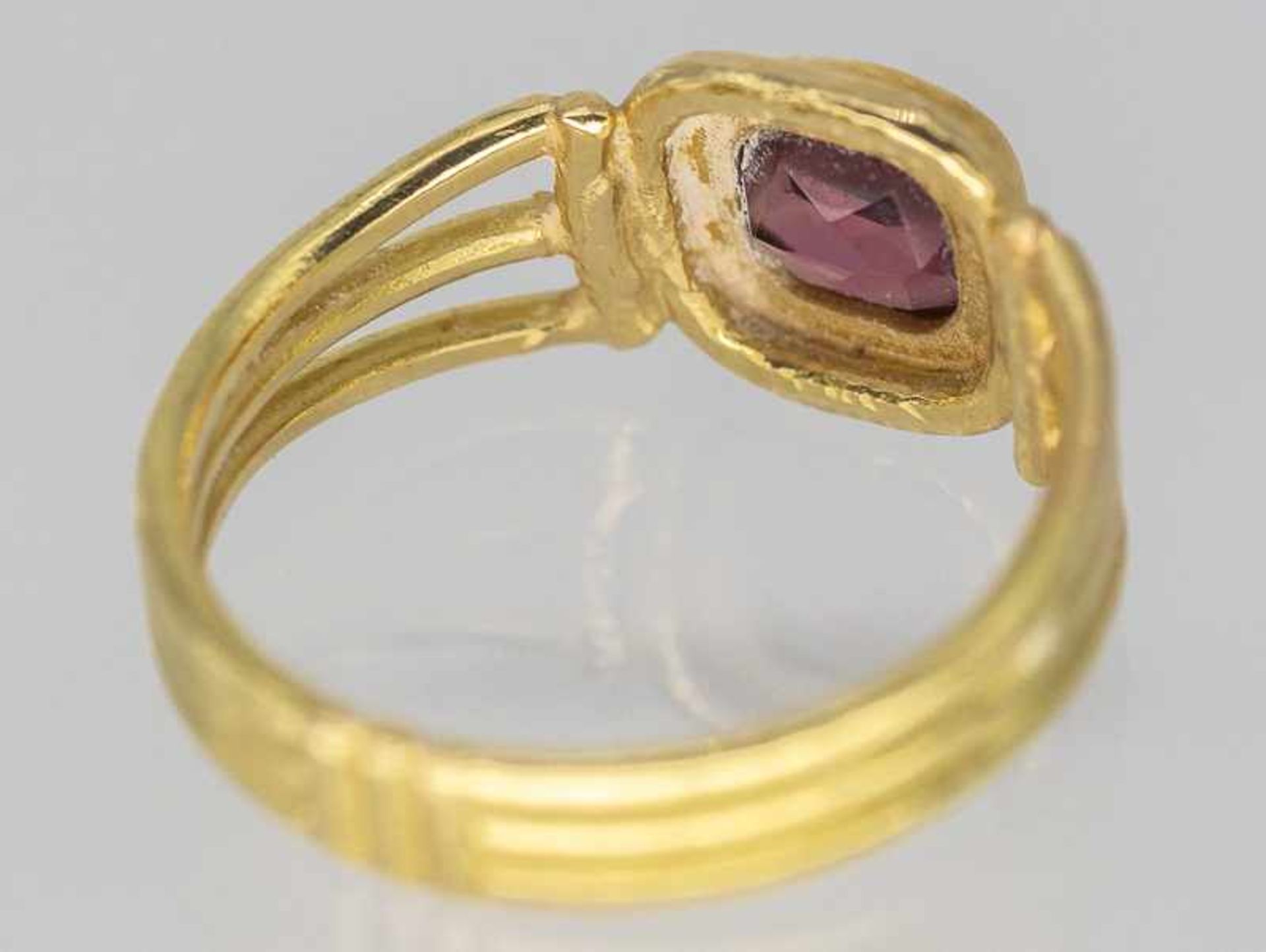 Ring mit Rubin, aus der Goldschmiedewerkstatt Ulla Popp (1928-2020), Hamburg-Eppendorf. - Bild 3 aus 3