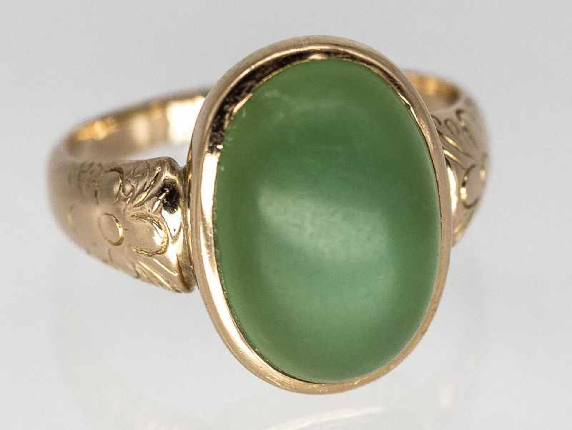 Ring mit Jade-Cabochon, um 1900.