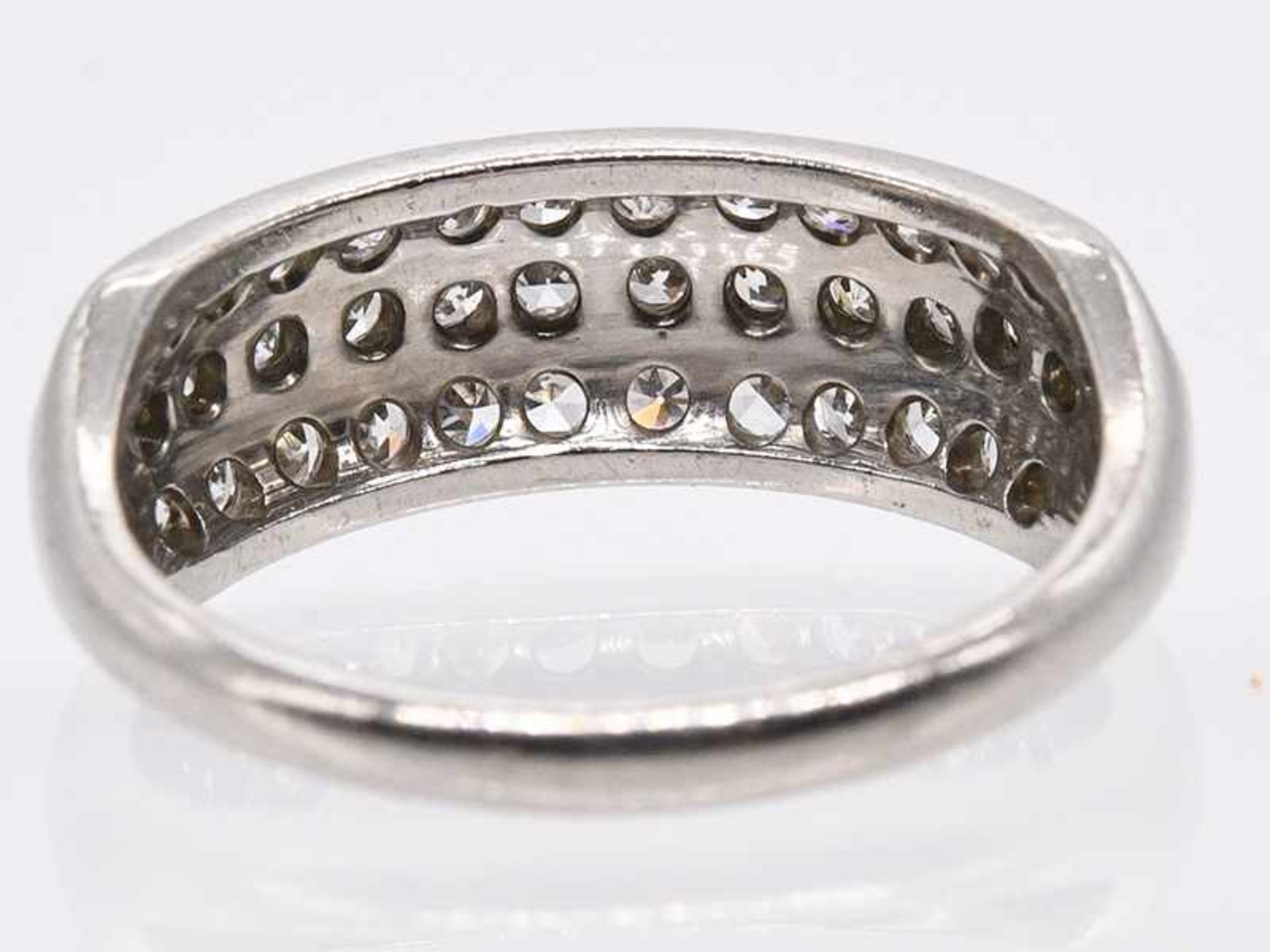 Ring mit 36 Achtkant-Diamanten, zusammen ca. 0,3 ct, um 1900. - Bild 3 aus 3