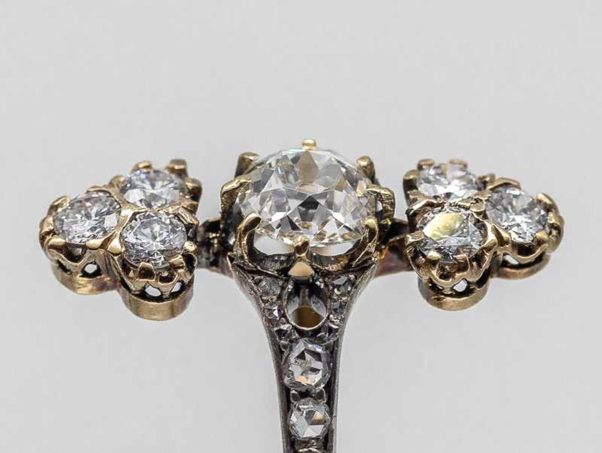 Jugendstil-Ring mit 25 Altschliff- und Diamantrosen, zusammen ca. 1,5 ct, um 1900. - Bild 2 aus 5