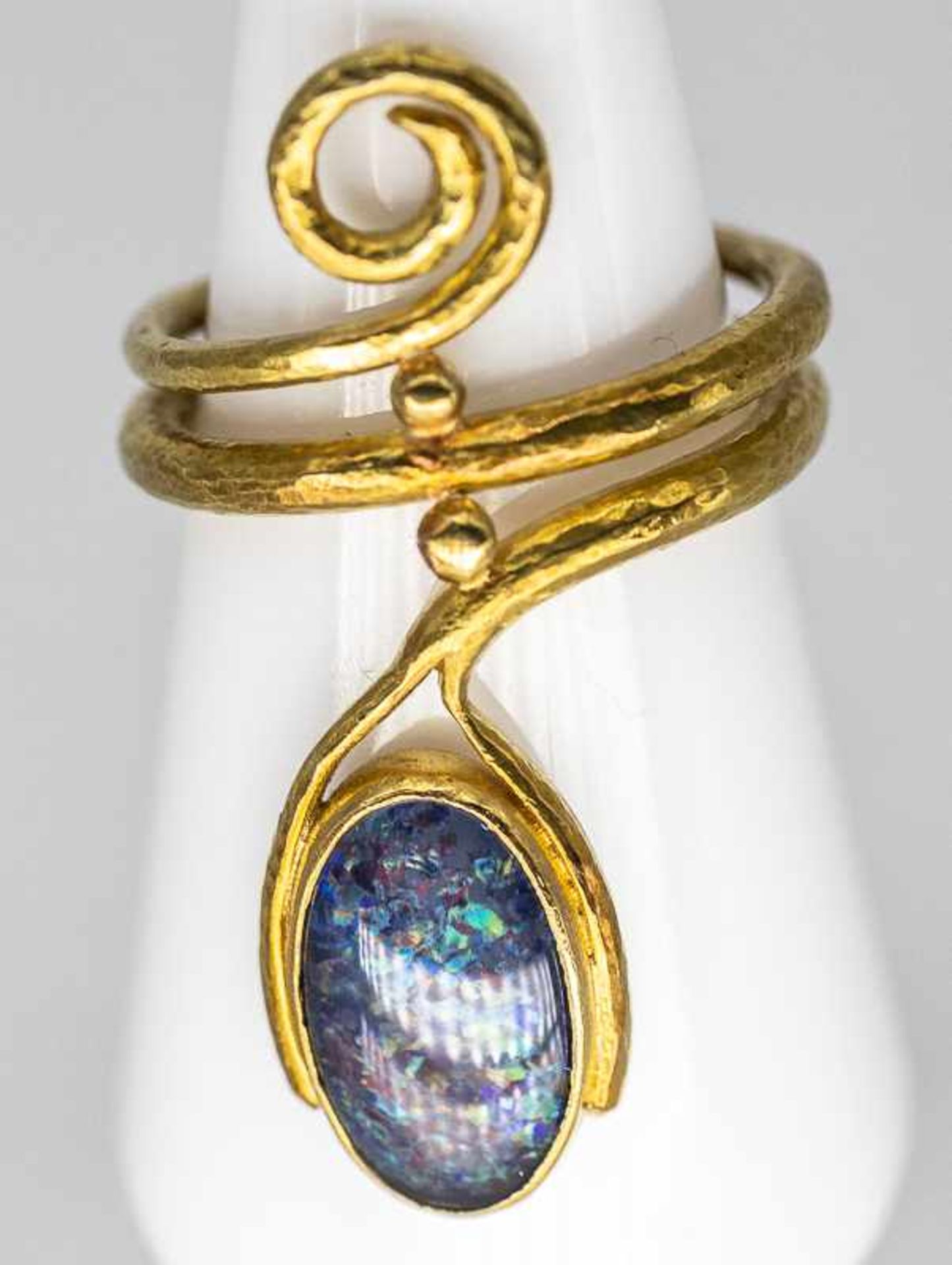 Ring mit Opal-Triplette, aus der Goldschmiedewerkstatt Ulla Popp (1928-2020), Hamburg-Eppendorf.