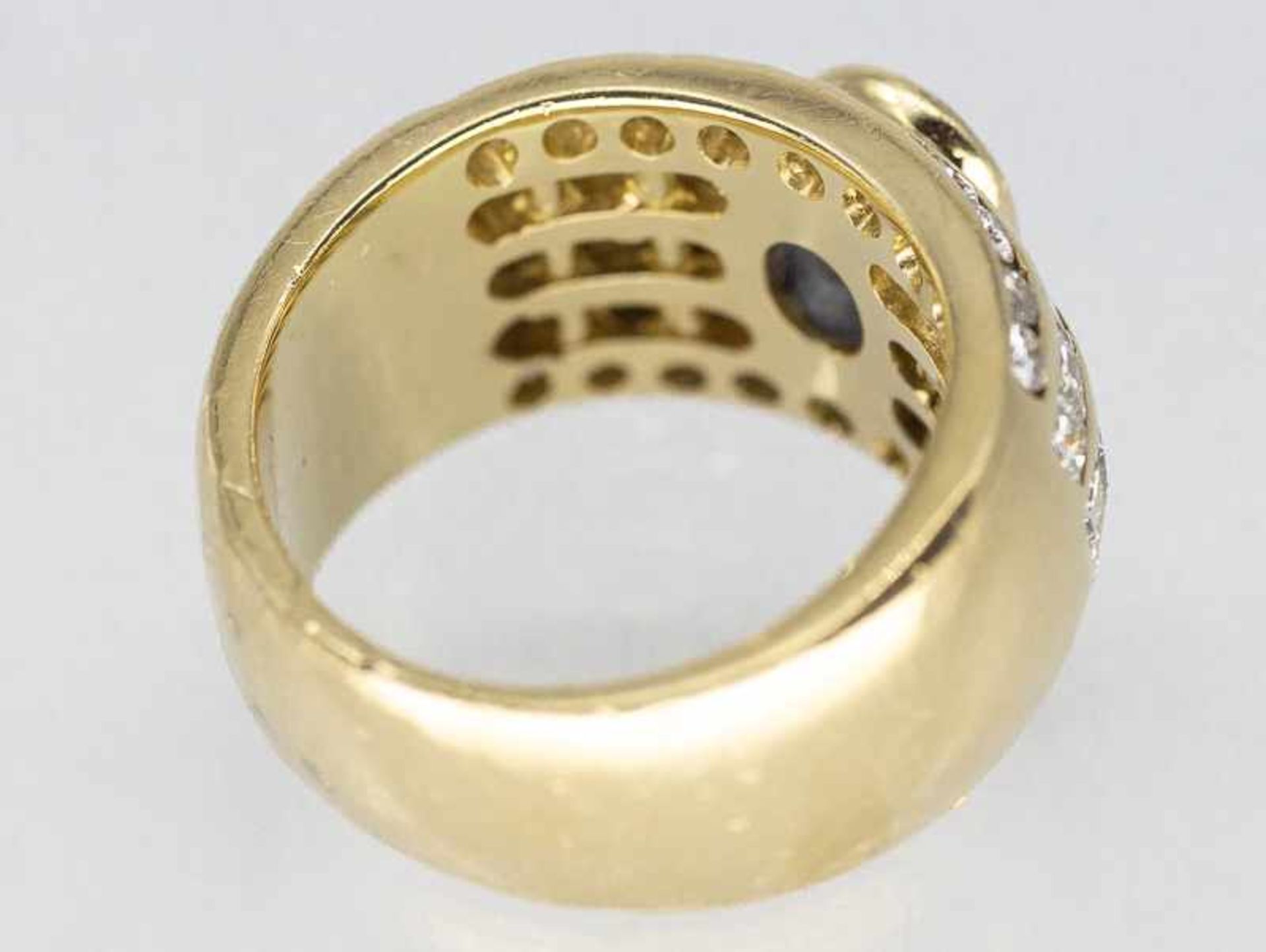 Massiver Bandring mit Saphir ca. 1,5 ct und 52 Brillanten, sowie Diamanten, zusammen ca. 2 ct, 90- - Bild 3 aus 3