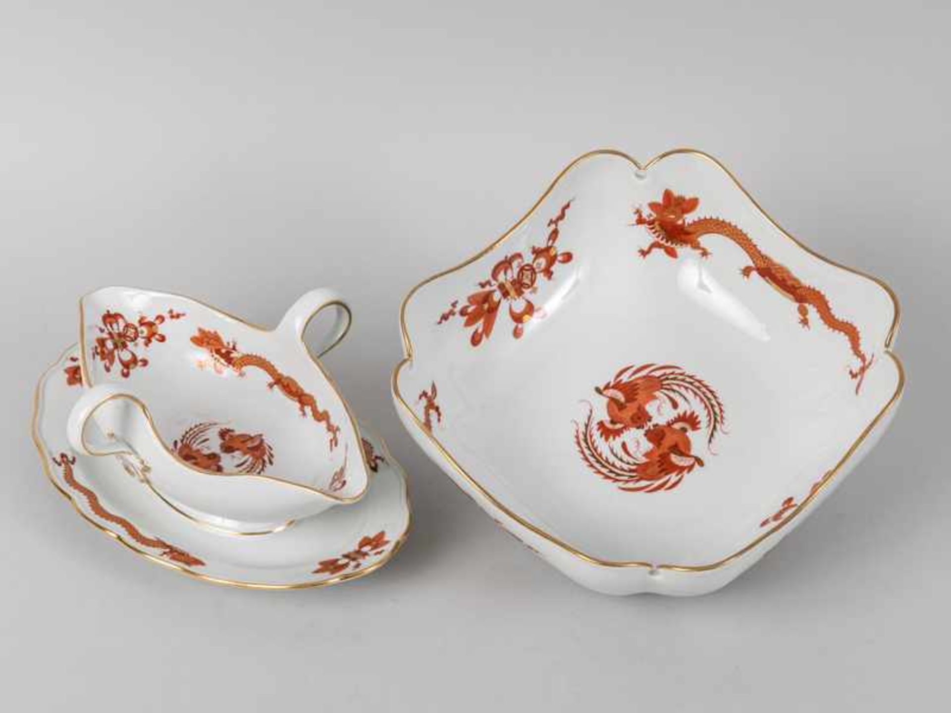 Quadratische Gemüseschale und Sauçière "Reicher roter Hofdrache", Meissen, 1. Hälfte 20. Jh.