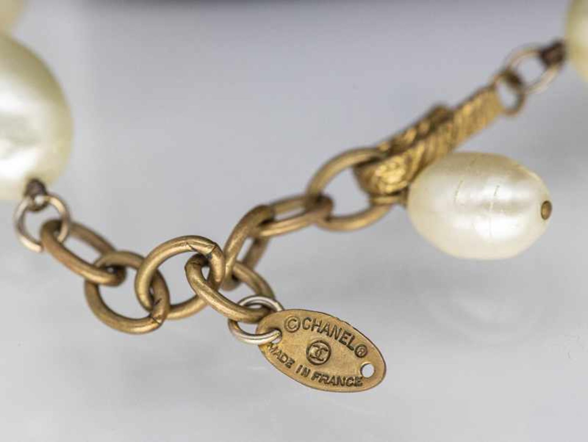 Chanel-Modeschmuckkette mit Perlenimitationen, Paris, 80- Jahre. - Bild 2 aus 2