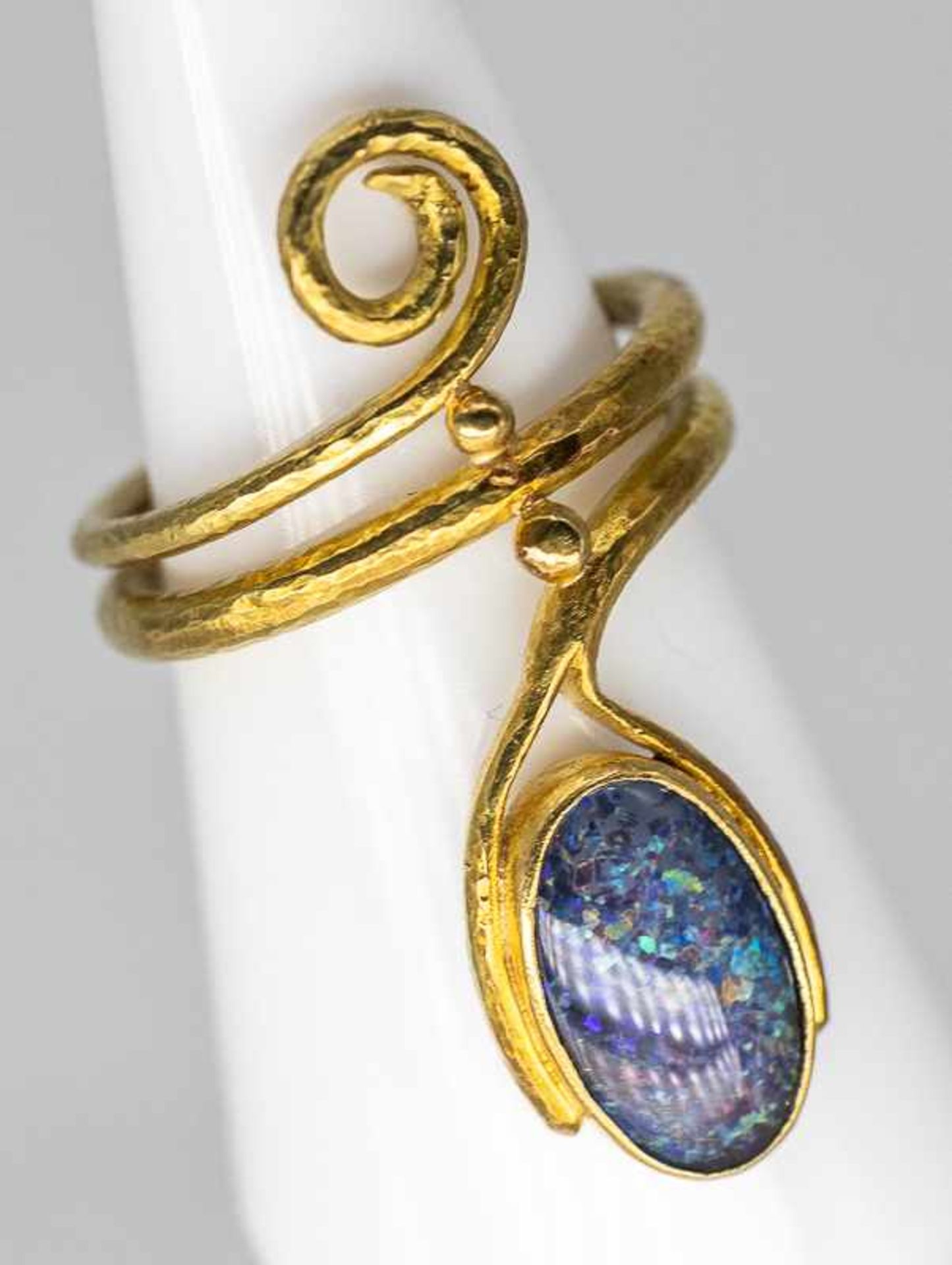 Ring mit Opal-Triplette, aus der Goldschmiedewerkstatt Ulla Popp (1928-2020), Hamburg-Eppendorf. - Image 2 of 3