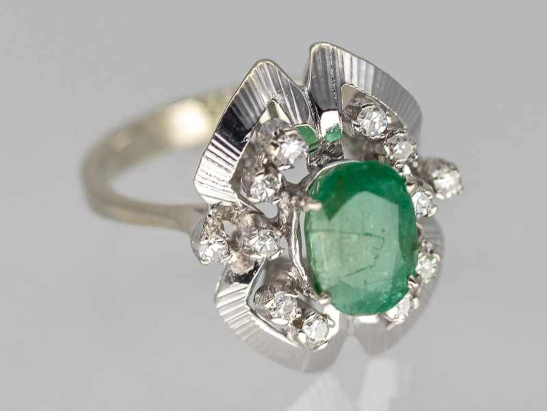 Ring mit Smaragd und 12 Brillanten, zusammen ca. 0,10 ct, 70- er Jahre.