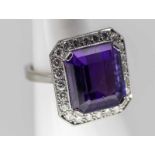 Ring mit Amethyst ca. 10,69 ct und 25 Brillanten, zusammen 0,79 ct, Juweliersarbeit, 80- er Jahre.