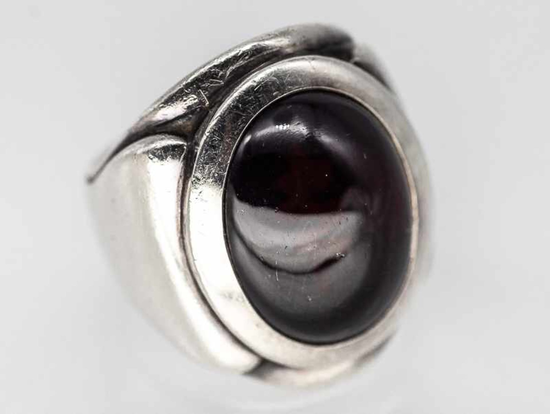 Großer Bandring mit Granat-Cabochon, bezeichnet "Cherubine" von Spreckelsen, Hamburg, 90- er