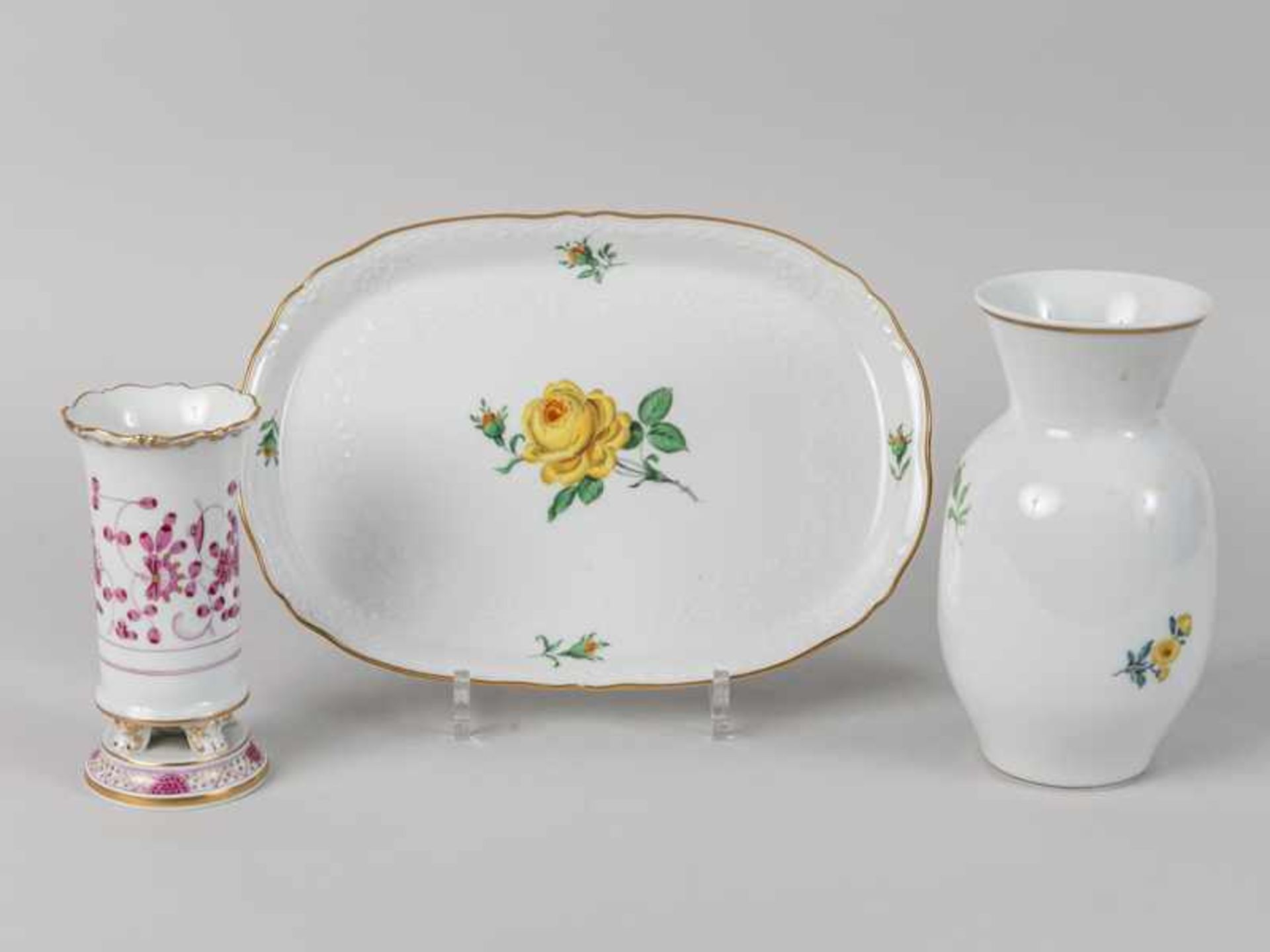 2 verschiedene Vasen + Tablett ("Blume 3"/"Indisch Purpur"/"Gelbe Rose"), Meissen, 20. Jh. - Bild 2 aus 3