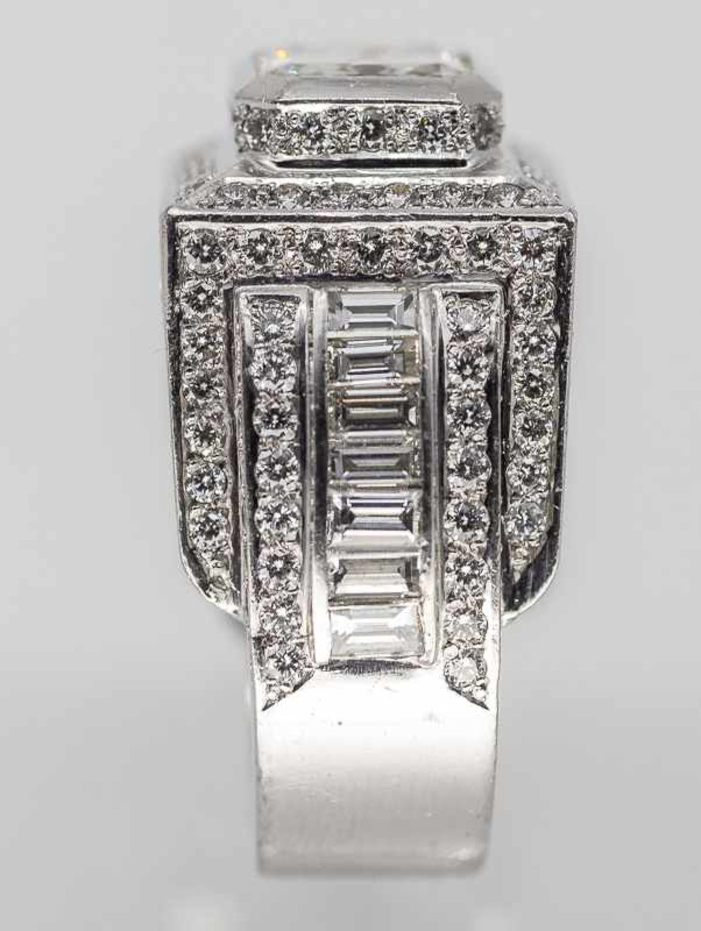 Prunkvoller massiver Cocktail-Ring mit einem Diamant, im Emerald-Cut ca. 6,2 ct, Fassungsbesatz - Bild 3 aus 6