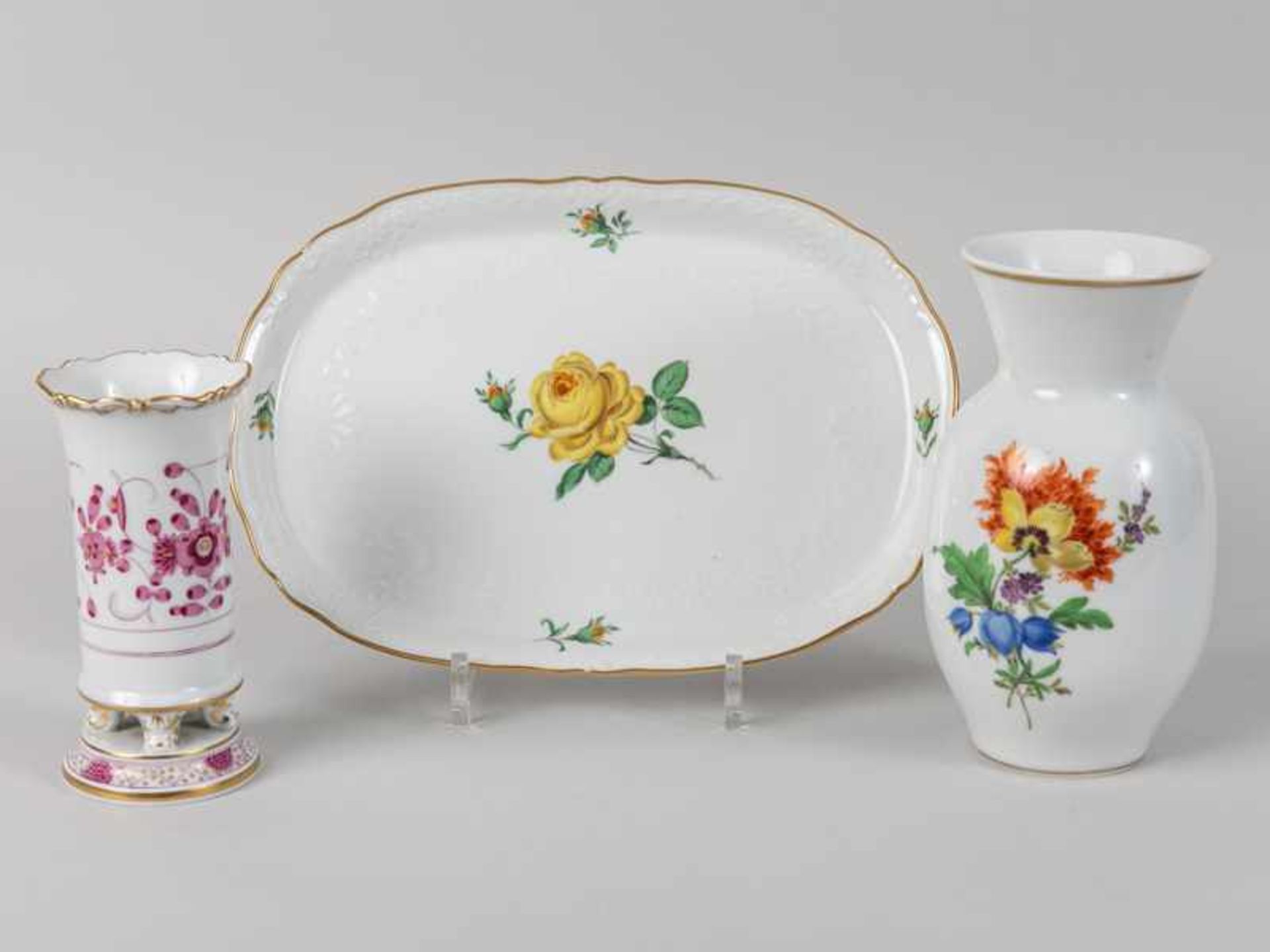 2 verschiedene Vasen + Tablett ("Blume 3"/"Indisch Purpur"/"Gelbe Rose"), Meissen, 20. Jh.