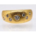 Bandring mit 7 Brillanten, zusammen ca. 0,7 ct, Goldschmiedearbeit, 21. Jh. Bandring mit 7