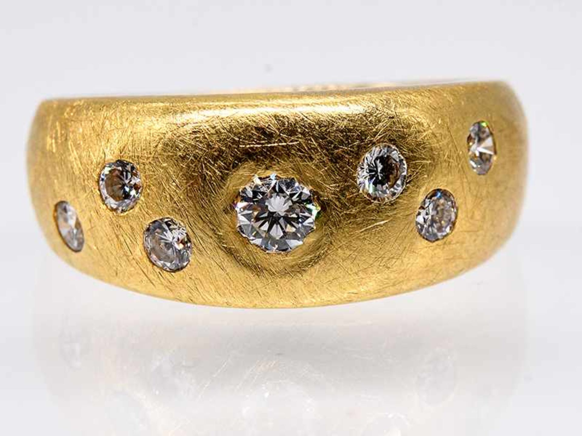 Bandring mit 7 Brillanten, zusammen ca. 0,7 ct, Goldschmiedearbeit, 21. Jh. Bandring mit 7