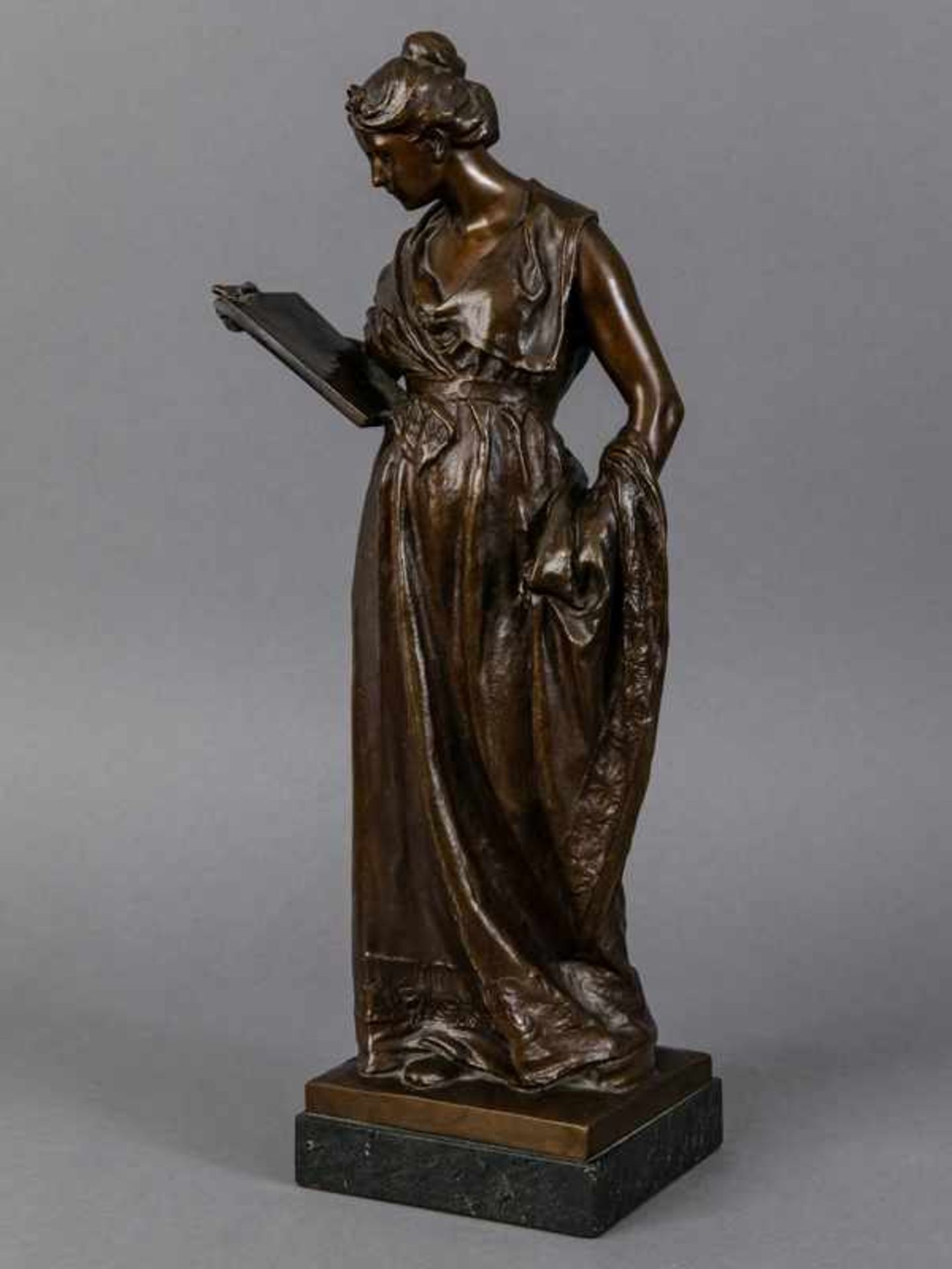 Figurenplastik "Stehende Frau mit Tafel", sign. "E. Müller", H. Noack, (Berlin-)Friedenau, um 1900. - Bild 2 aus 11