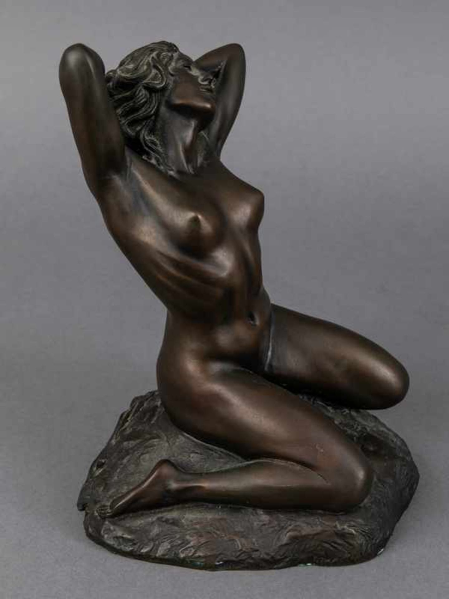 da Verscio, Sandro (* 1941). da Verscio, Sandro (* 1941). Bronzeplastik "Weiblicher Akt", 1995; auf - Bild 6 aus 7