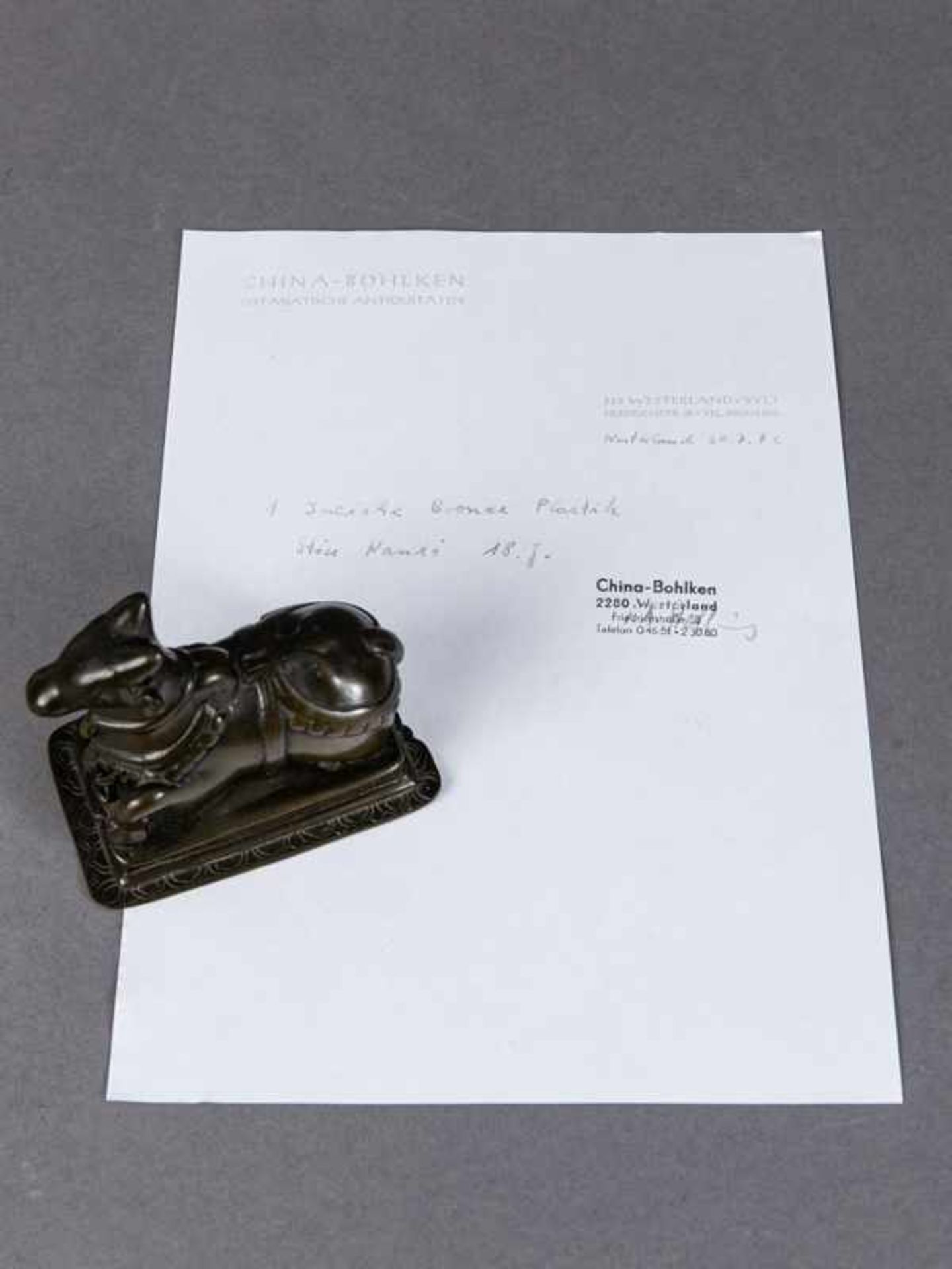 Nandi-Plastik, Indien, 18. Jh. Nandi-Plastik, Indien, 18. Jh. Bronze; auf Rechtecksockel mit - Bild 4 aus 7