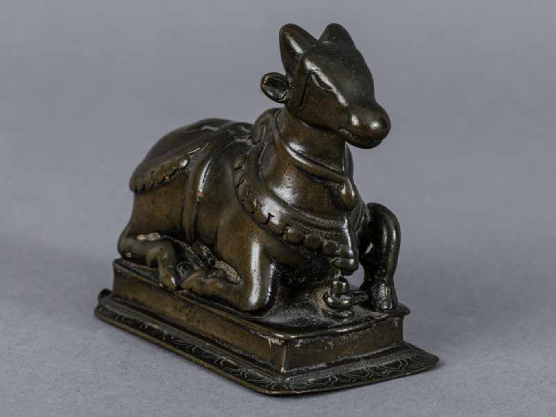 Nandi-Plastik, Indien, 18. Jh. Nandi-Plastik, Indien, 18. Jh. Bronze; auf Rechtecksockel mit - Bild 2 aus 7