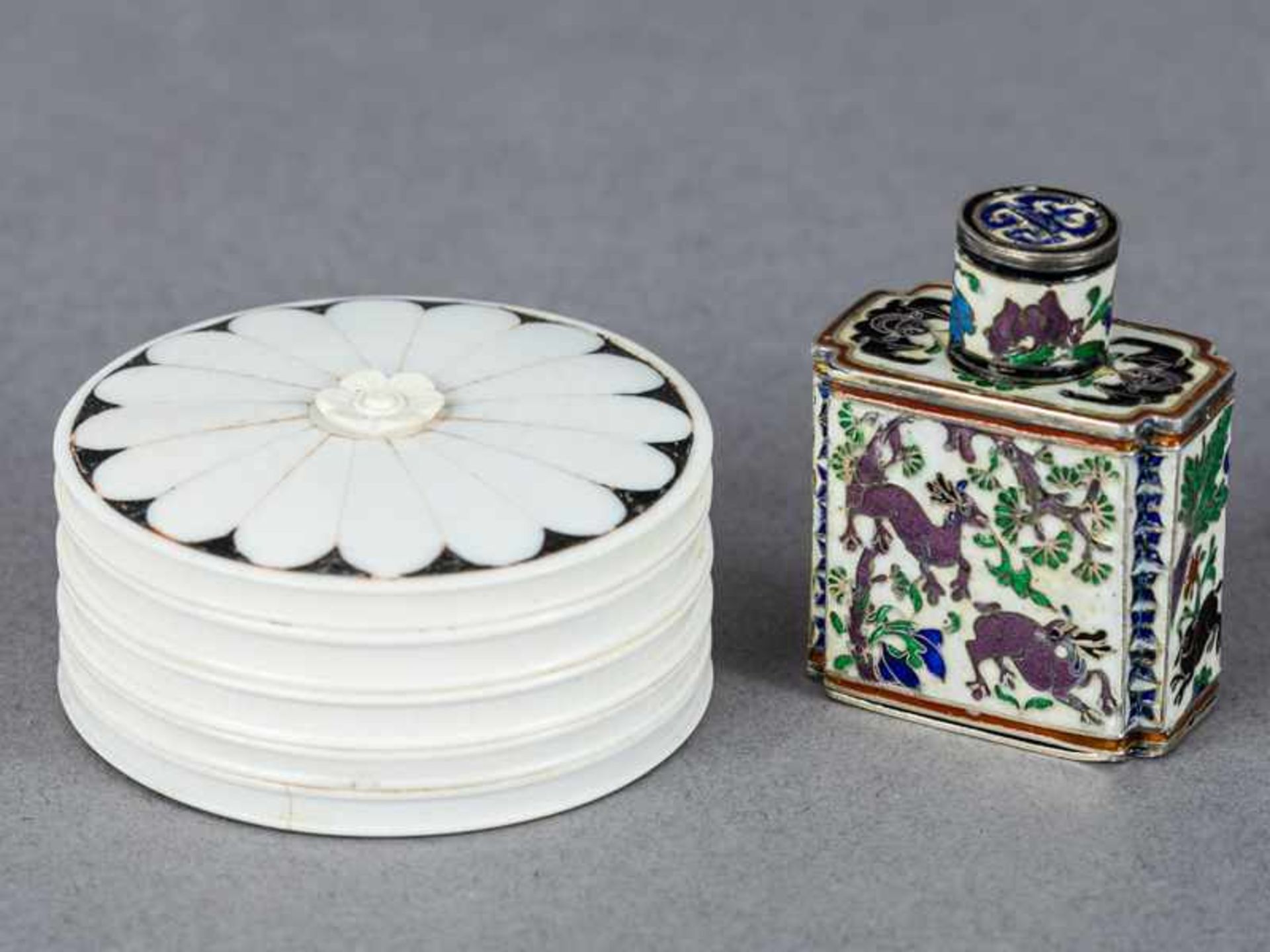 Miniatur-Flakon mit Cloisonnédekor und Blüten-Deckeldose, China bzw. Ostasien, um 1900. Miniatur- - Bild 2 aus 4