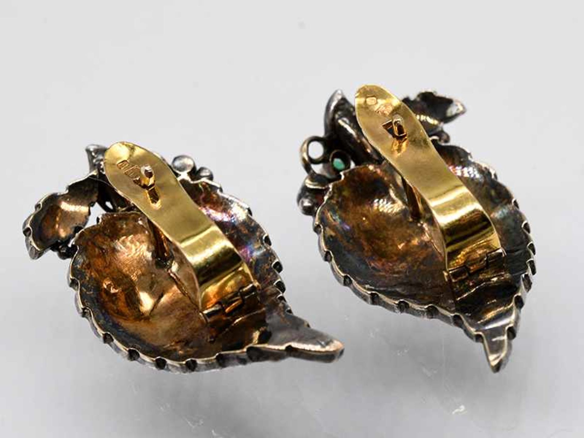 Paar antike Ohrgehänge mit Diamantrosen, Orientperlen und Smaragd, 19. Jh. Paar antike Ohrgehänge - Bild 6 aus 6